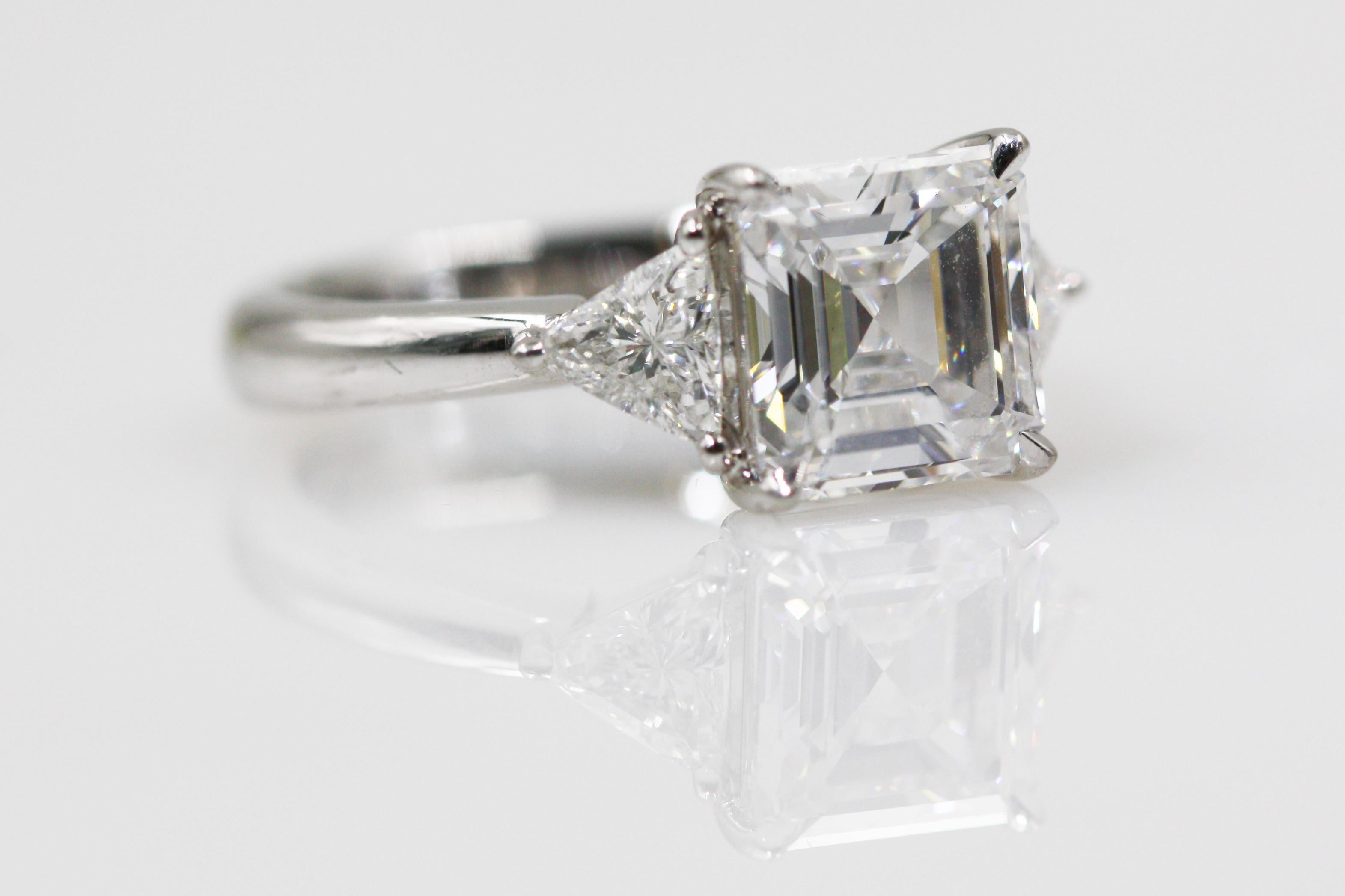 Square Emerald-Cut Ring with Trillion Side Diamonds, 2.27 Carat, D, VVS1 im Zustand „Hervorragend“ im Angebot in New York, NY