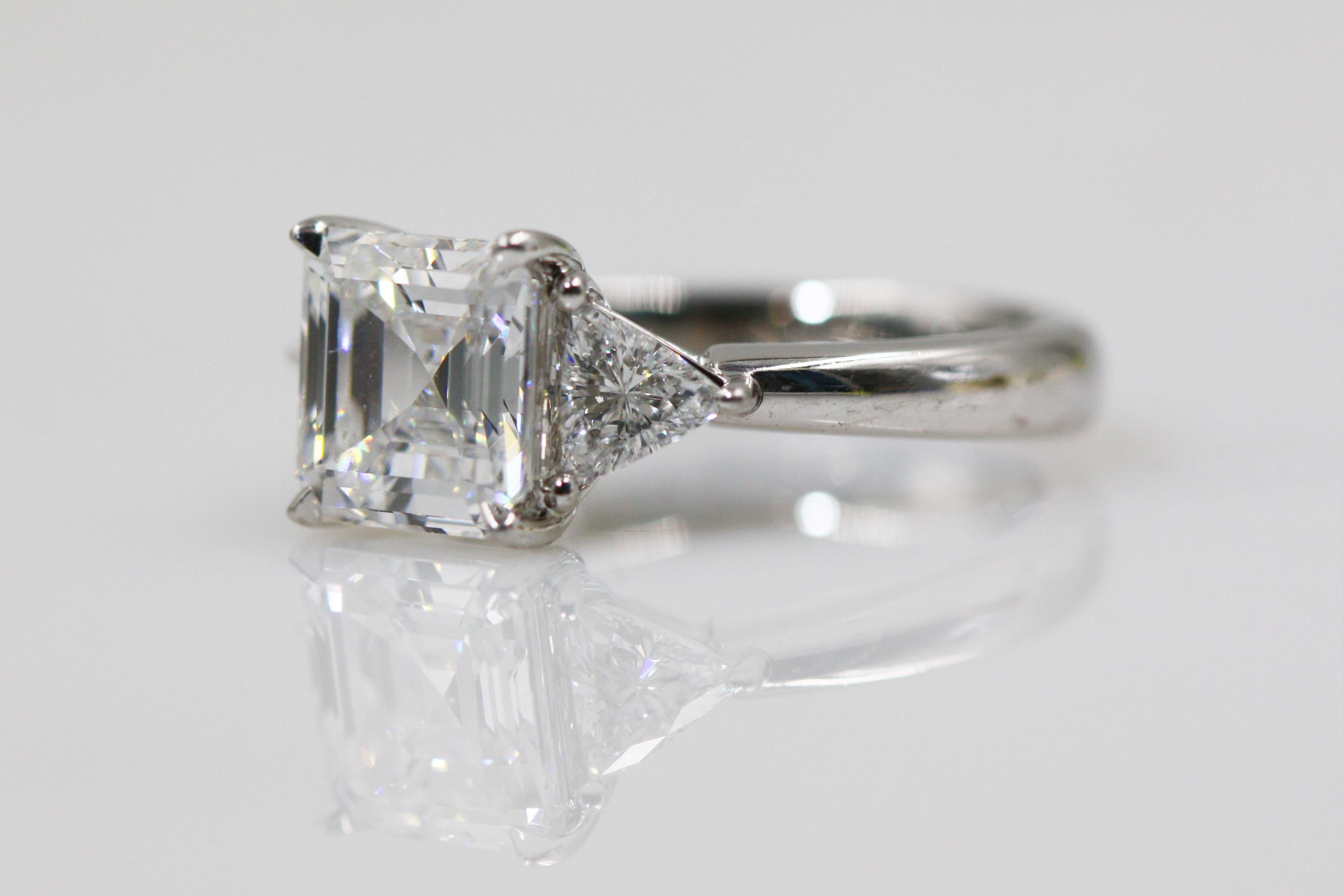 Square Emerald-Cut Ring with Trillion Side Diamonds, 2.27 Carat, D, VVS1 Damen im Angebot