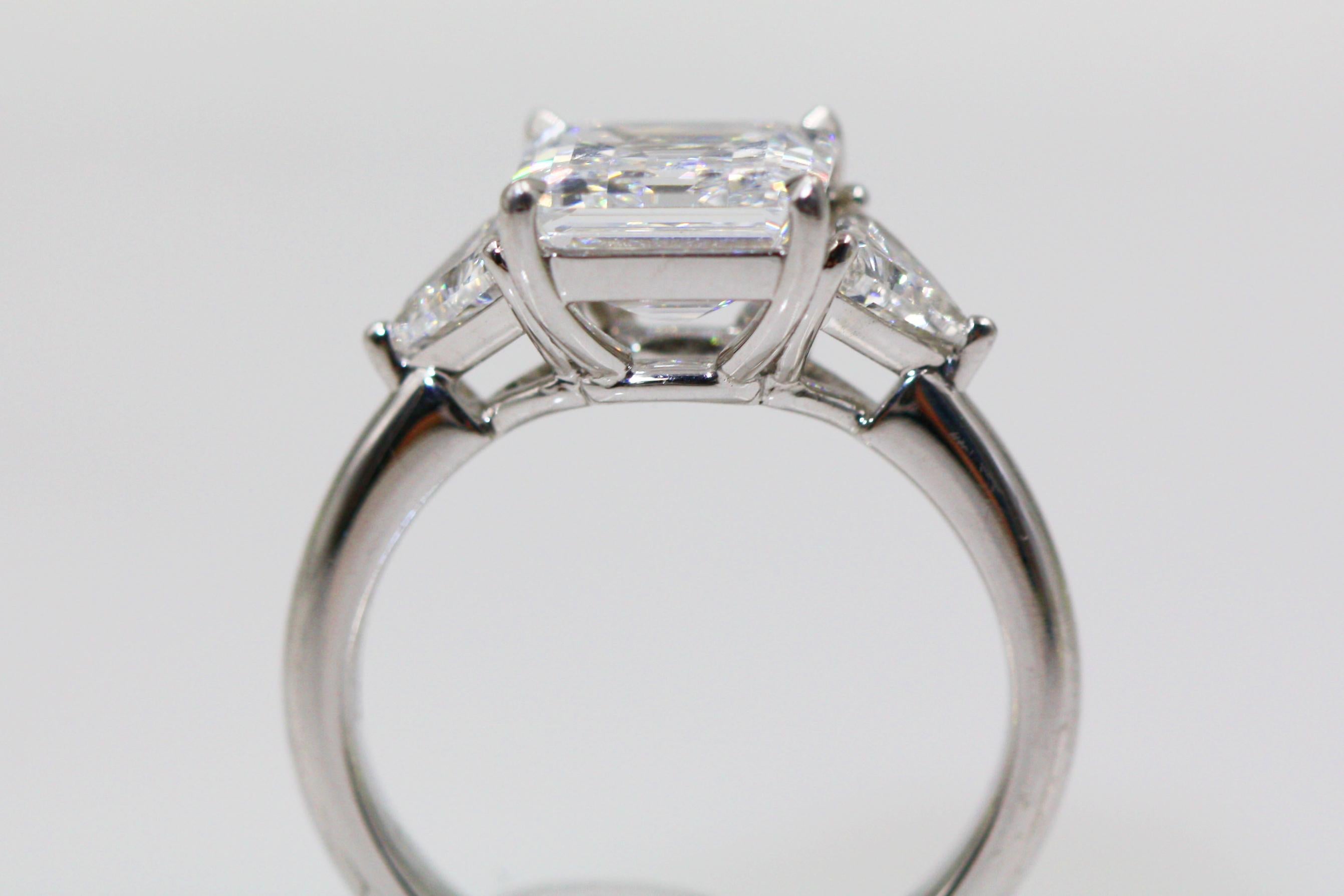 Square Emerald-Cut Ring with Trillion Side Diamonds, 2.27 Carat, D, VVS1 im Angebot 1