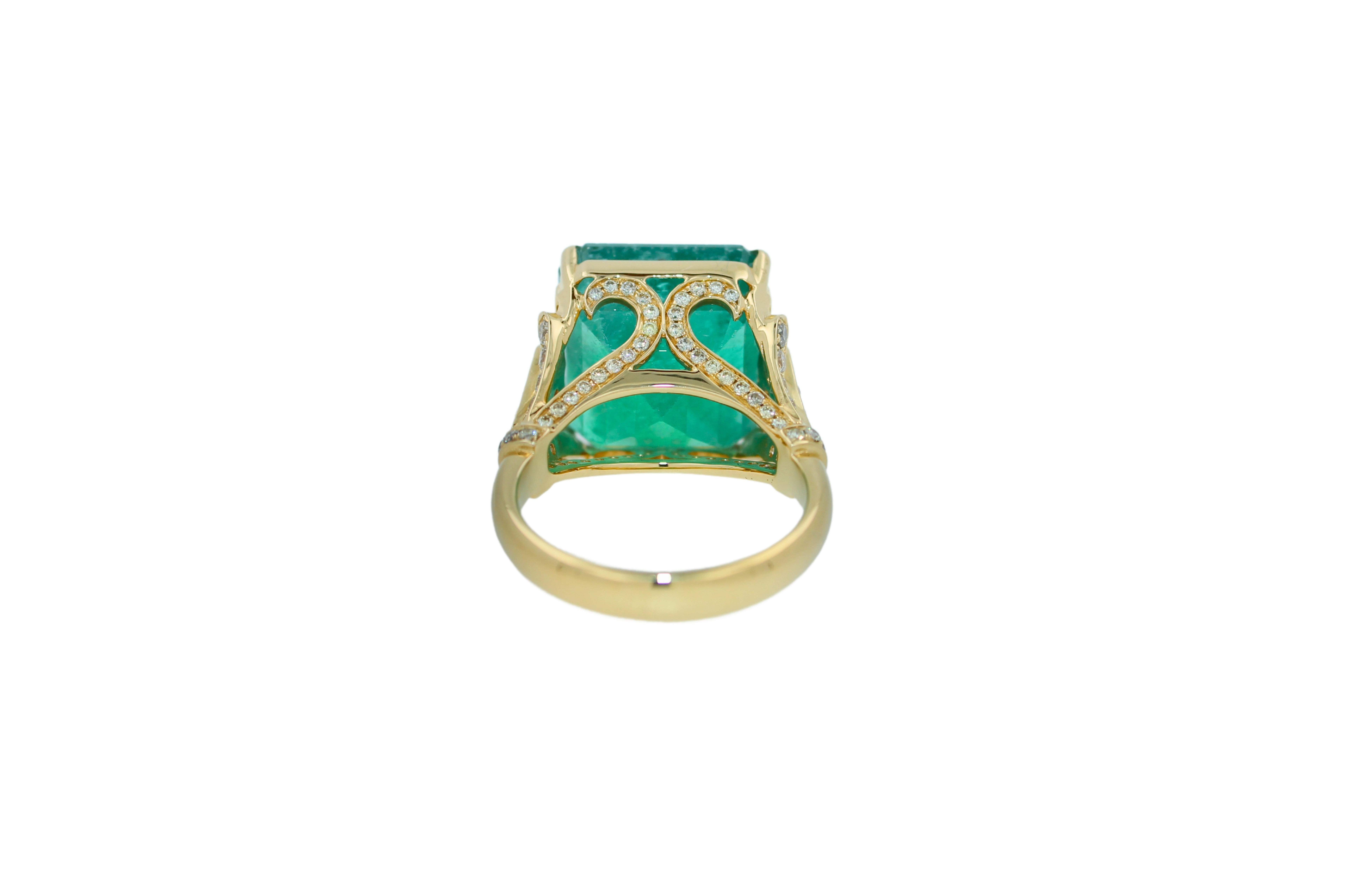 Smeraldo quadrato con diamante da cocktail Dichiarazione unica Anello di lusso in oro giallo vintage in vendita 2