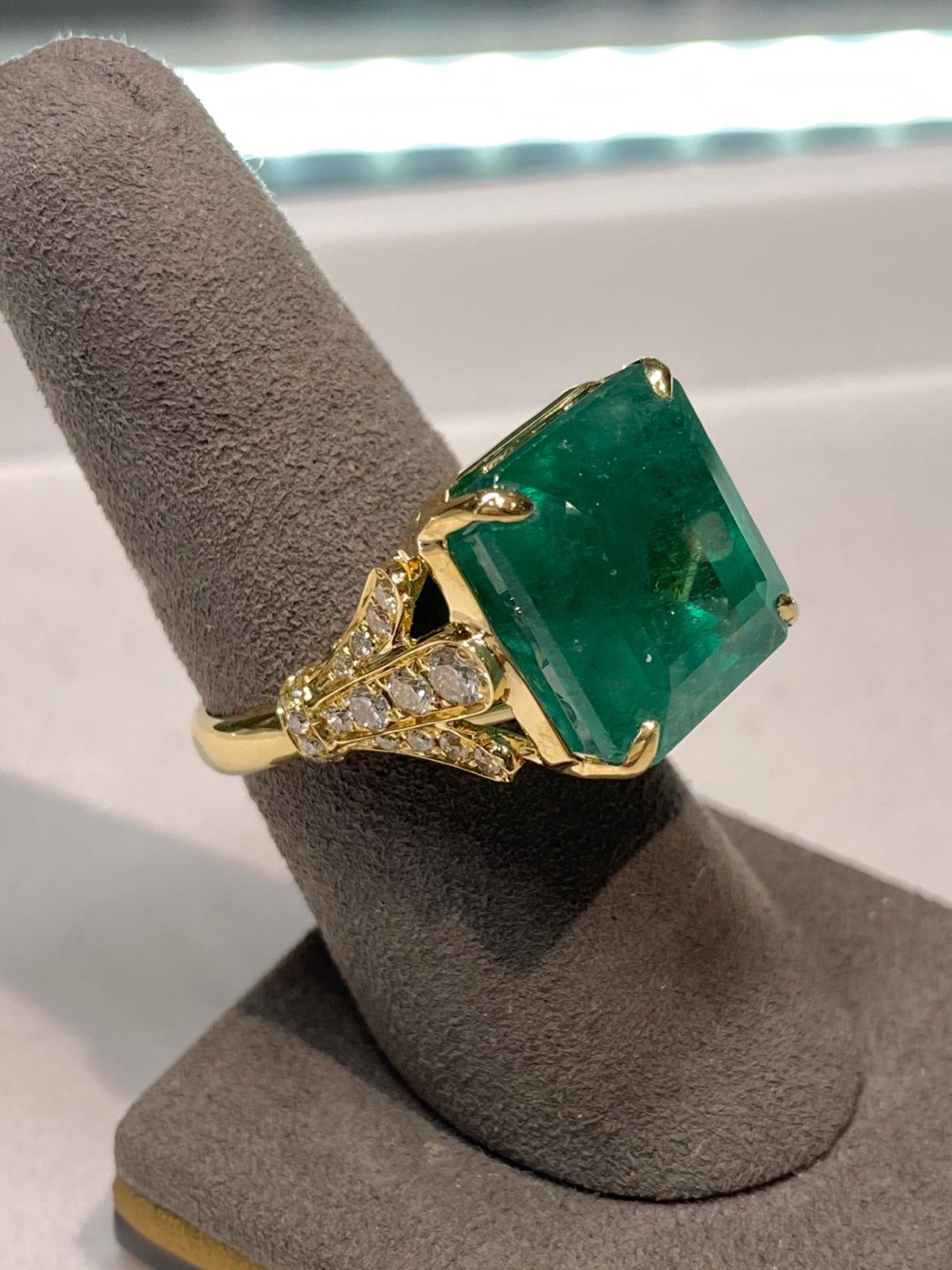 Smeraldo quadrato con diamante da cocktail Dichiarazione unica Anello di lusso in oro giallo vintage in vendita 6