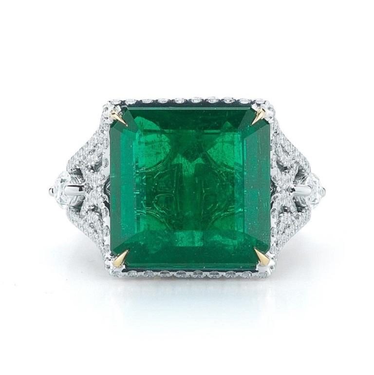BAGUE ÉMÉRALDE CARRÉE Ce design irrésistible met en vedette une émeraude carrée de 15 ct. avec un design élégant pour ces diamants blancs polis Article : # 01985 Métal : 18k W / Y Lab : Gia Couleur Poids : 15.67 ct. Poids du diamant : 2,54 ct.
