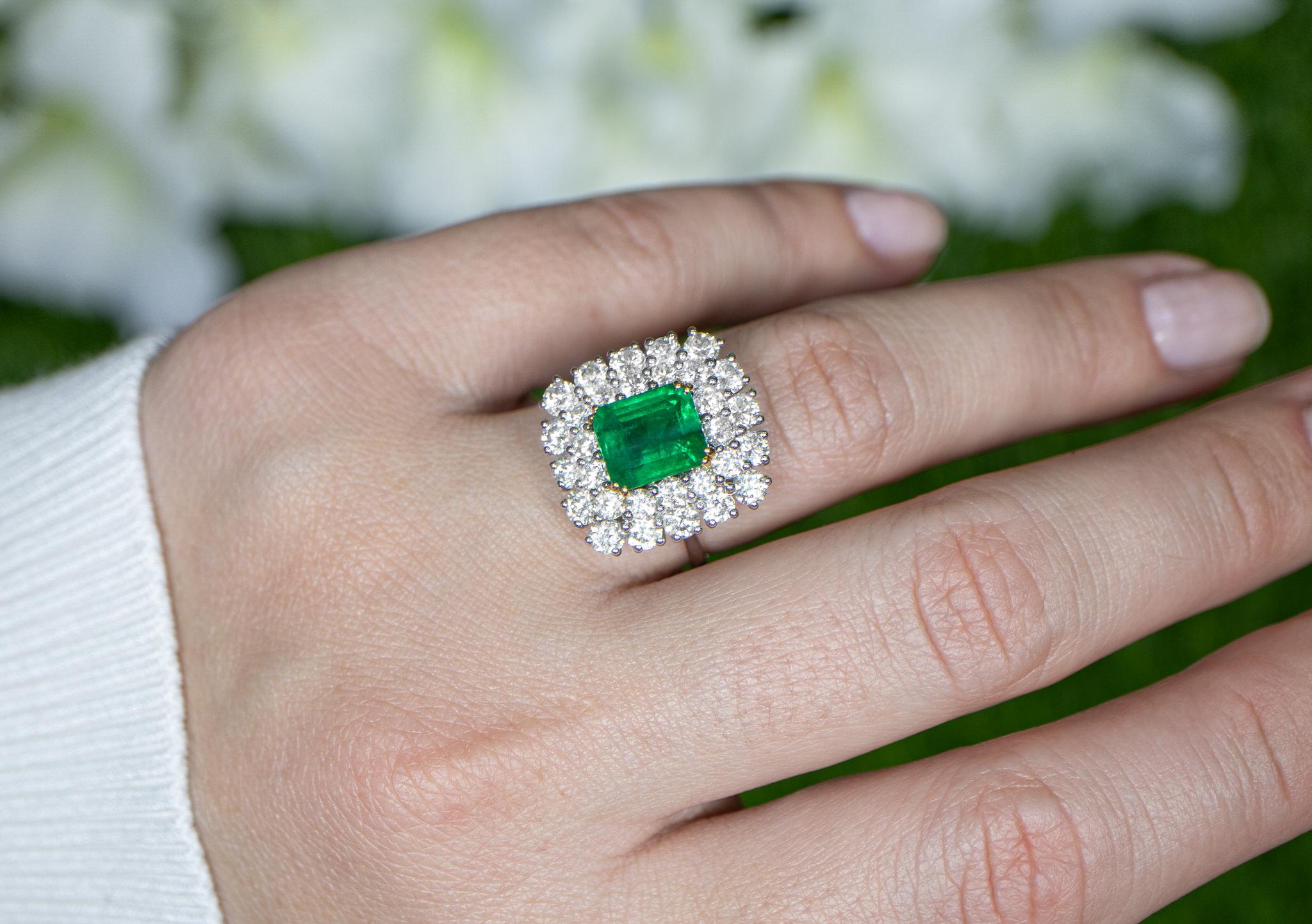 Anello con smeraldo quadrato e diamante con doppia incastonatura a raggiera 5,03 carati in oro 18 carati In condizioni ottime in vendita a Aliso Viejo, CA