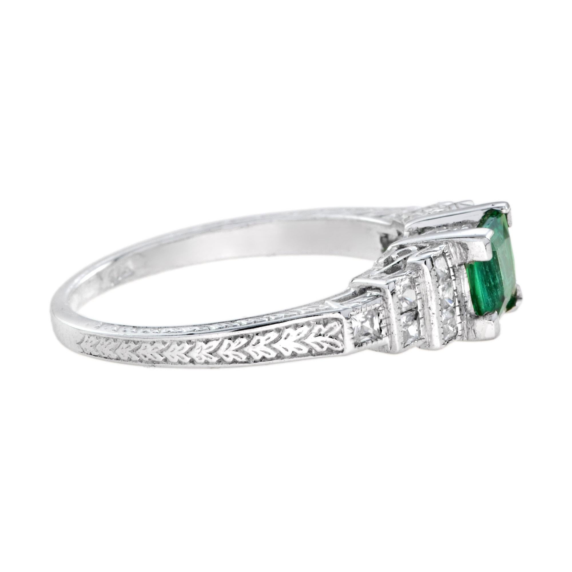 Art déco Bague de fiançailles en or blanc 18 carats avec émeraude carrée et diamants à l'épaulement en vente