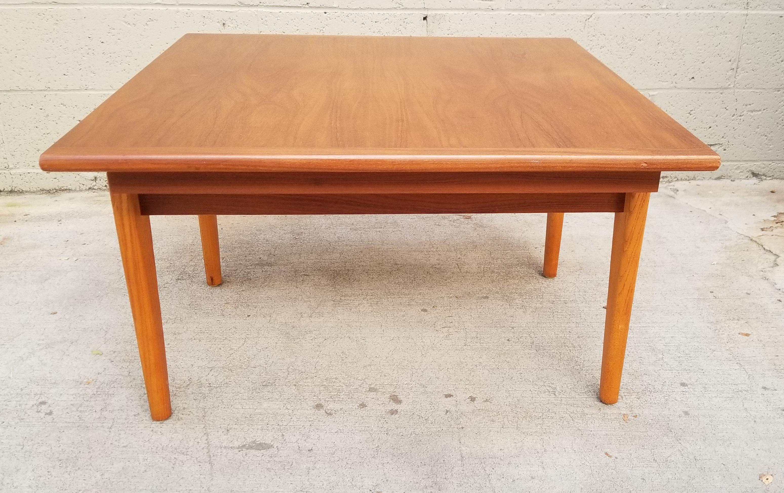 Square End or Coffee Table with Finger Joint Detail In Good Condition For Sale In Fulton, CA