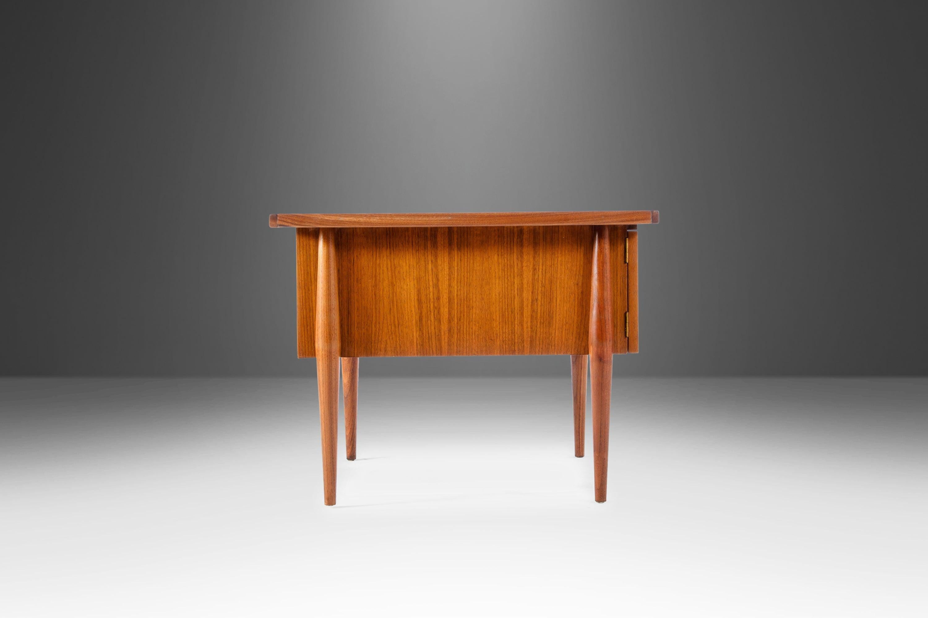 Mid-Century Modern End Table Table in Cane and Walnut by Jack Cartwright for Founders, USA, c 1960s