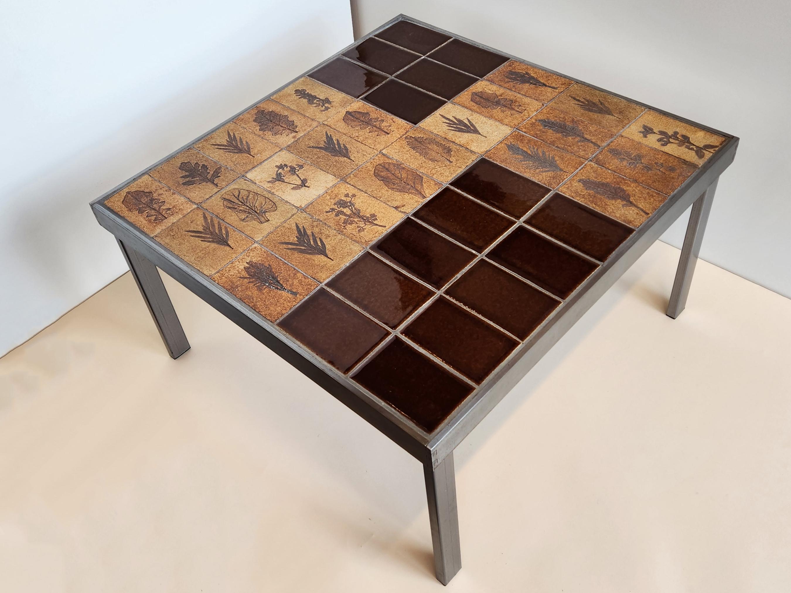 *** Important detail: custom height available (1)***

Square end table with the famous Roger Capron Garrigue tiles, designed from 1968 to 1982. Mr. Capron was often balancing his designs by incorporating either brown or white enameled terra cotta