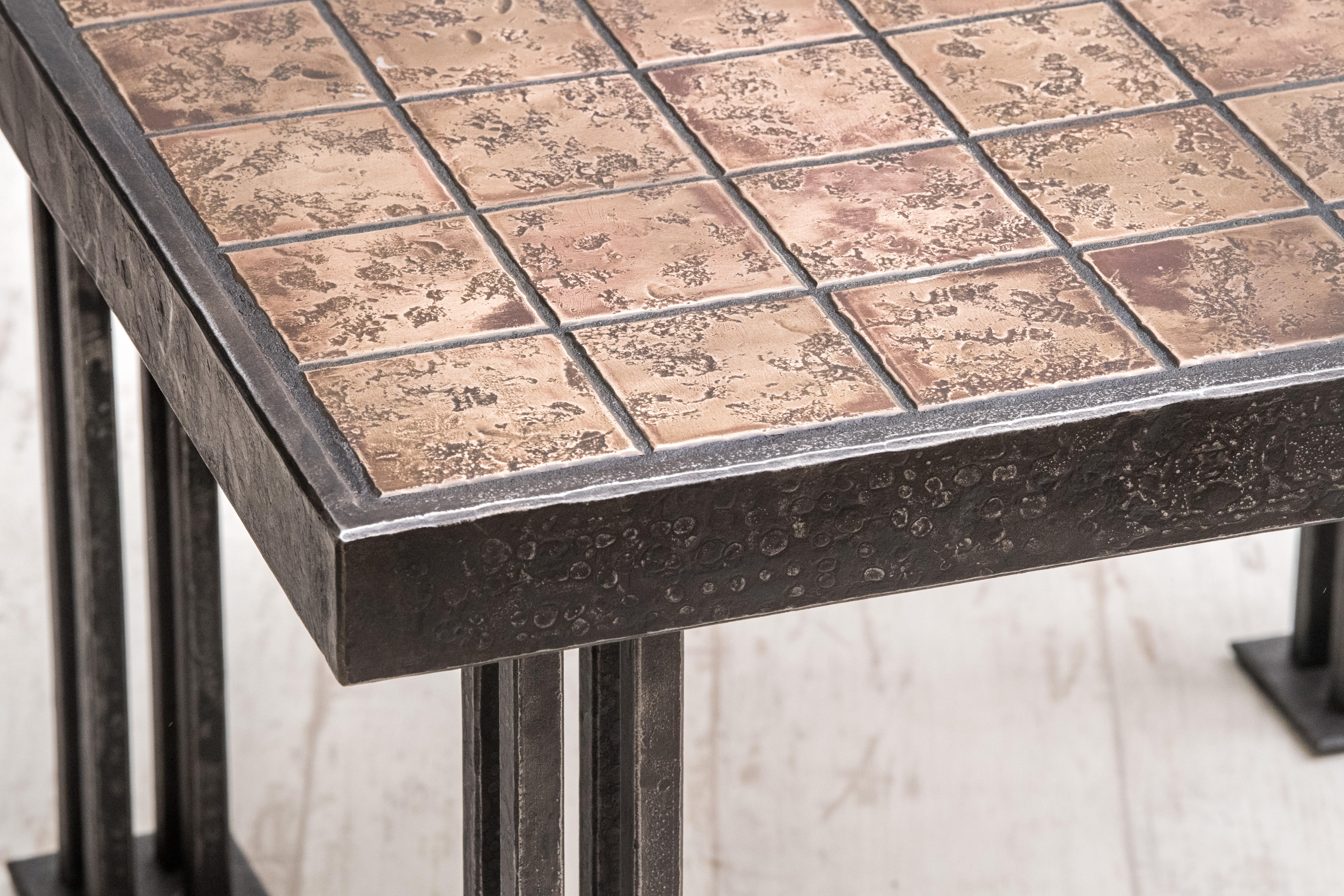 Américain Table d'extrémité carrée fabriquée à partir de carreaux en bronze forgé et de pieds en acier forgé en vente