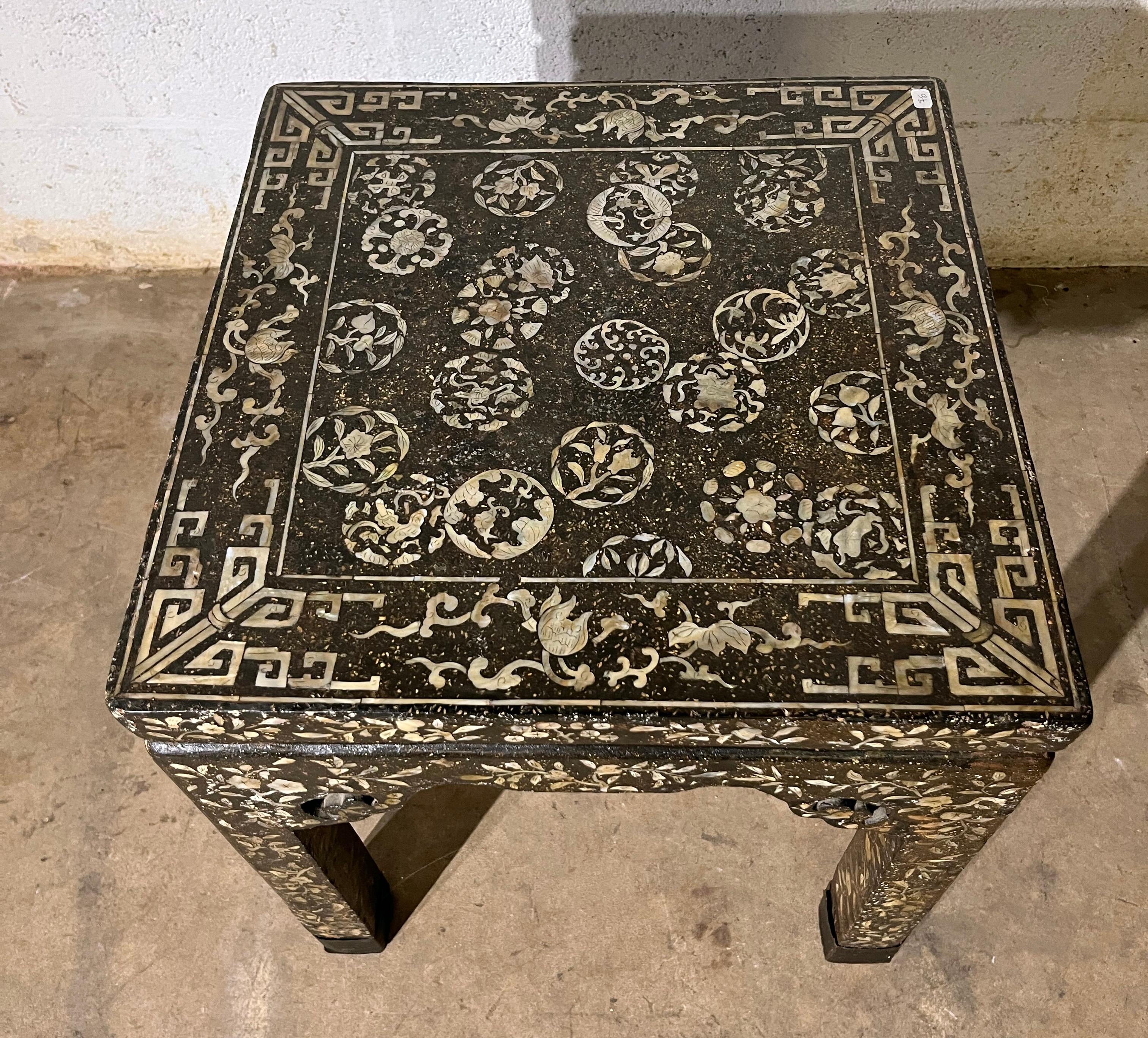 Laqué Table d'appoint carrée Dynasty Qing fin 18ème siècle en vente