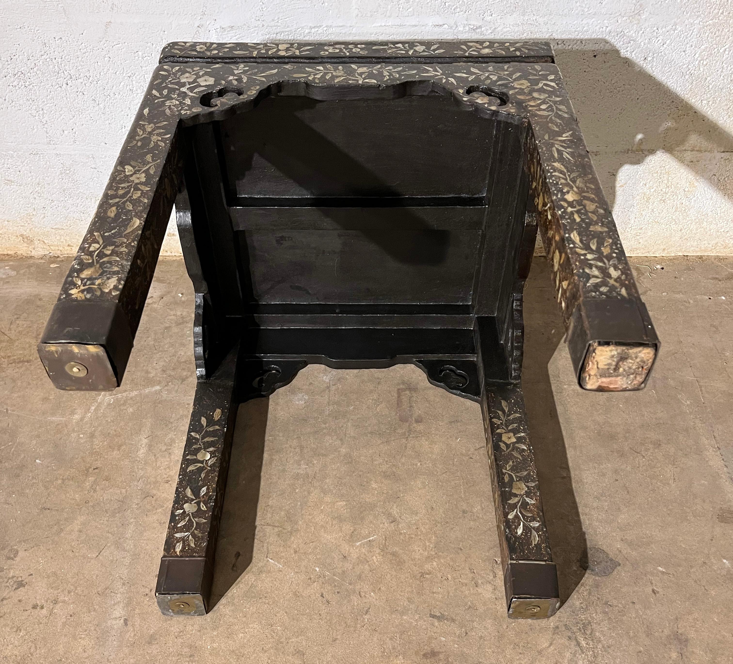 Table d'appoint carrée Dynasty Qing fin 18ème siècle Bon état - En vente à Miami, FL