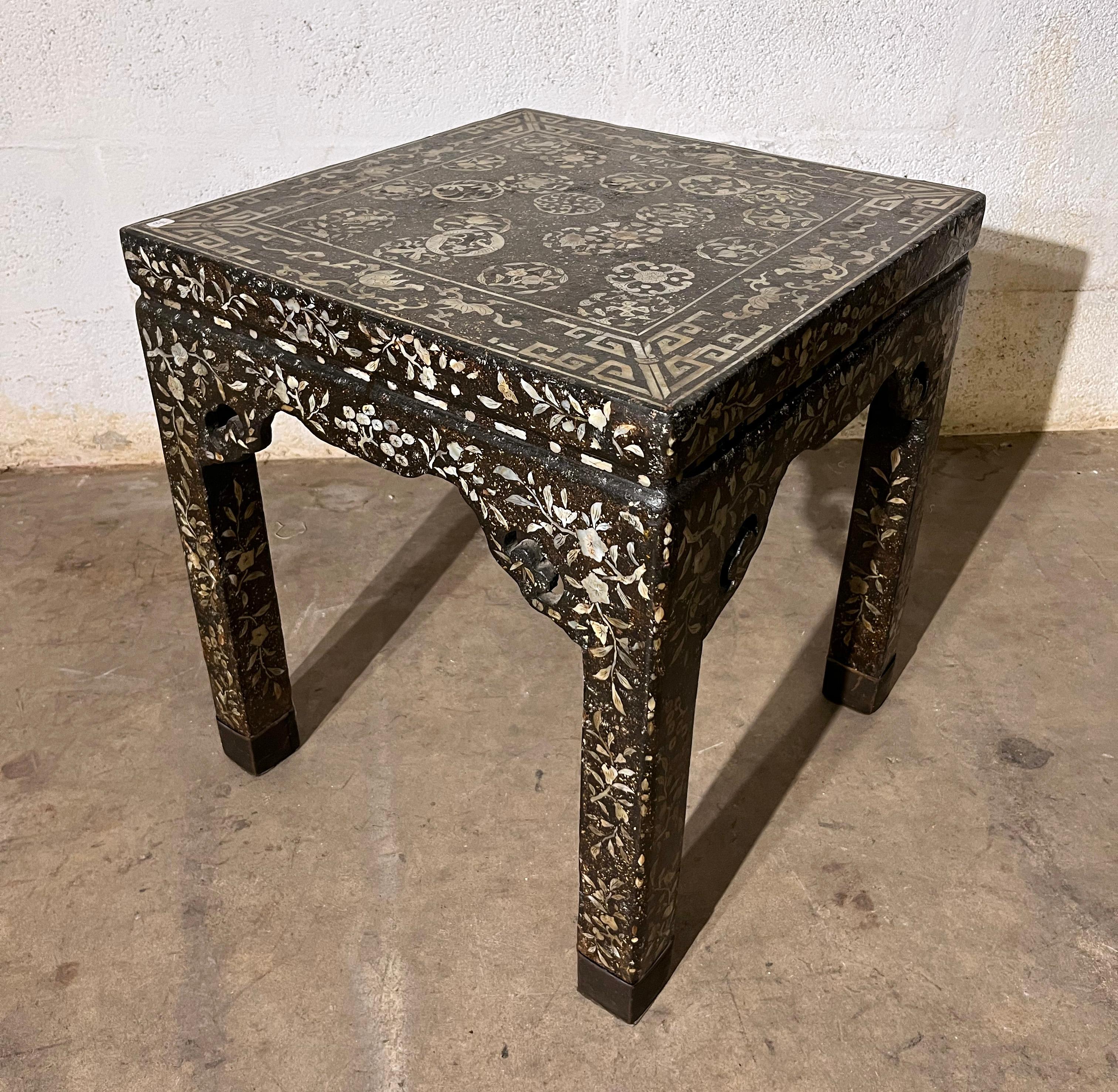 XVIIIe siècle Table d'appoint carrée Dynasty Qing fin 18ème siècle en vente