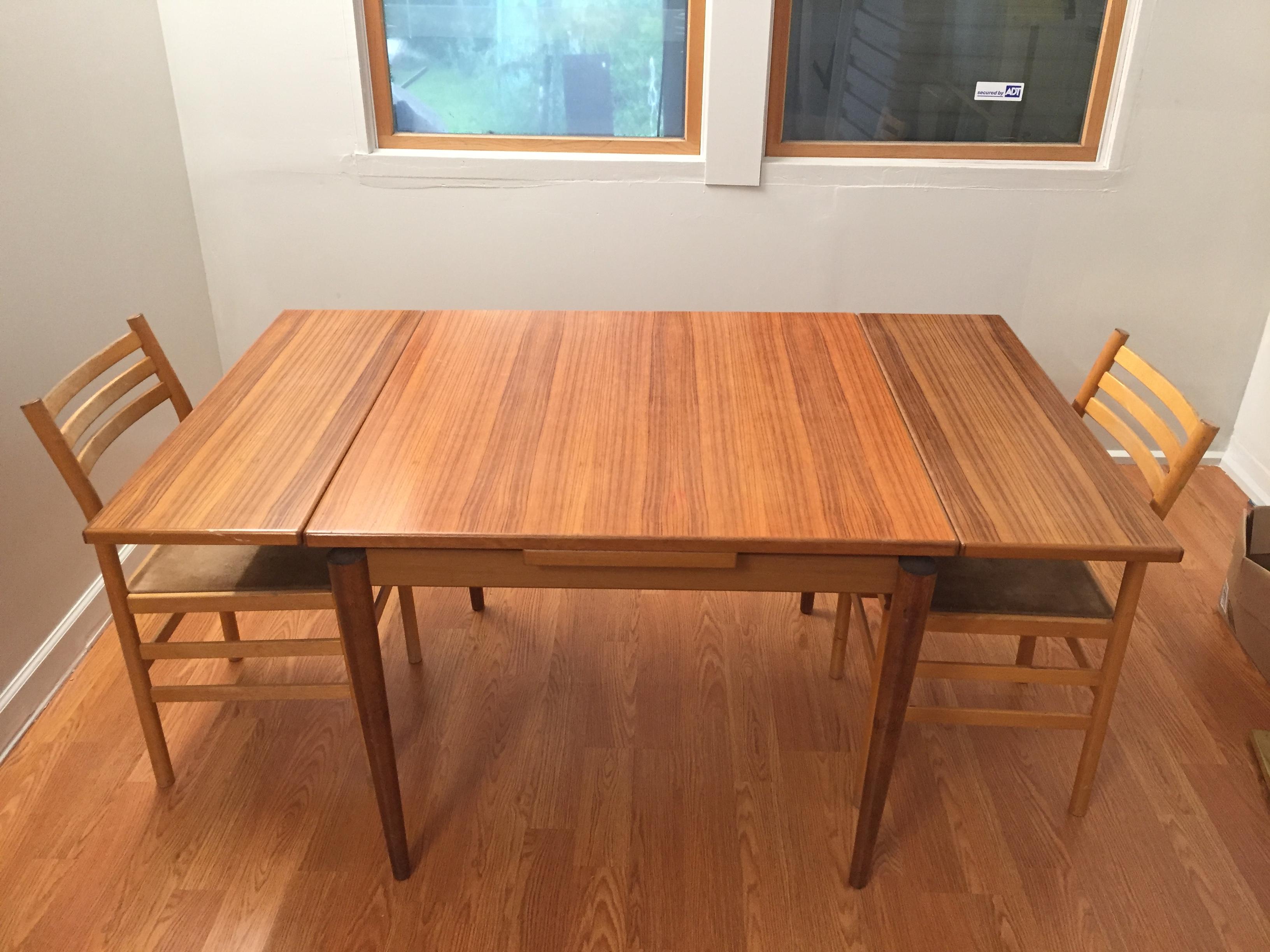 Square Expandable Dining or Game Table In Good Condition For Sale In Bronx, NY