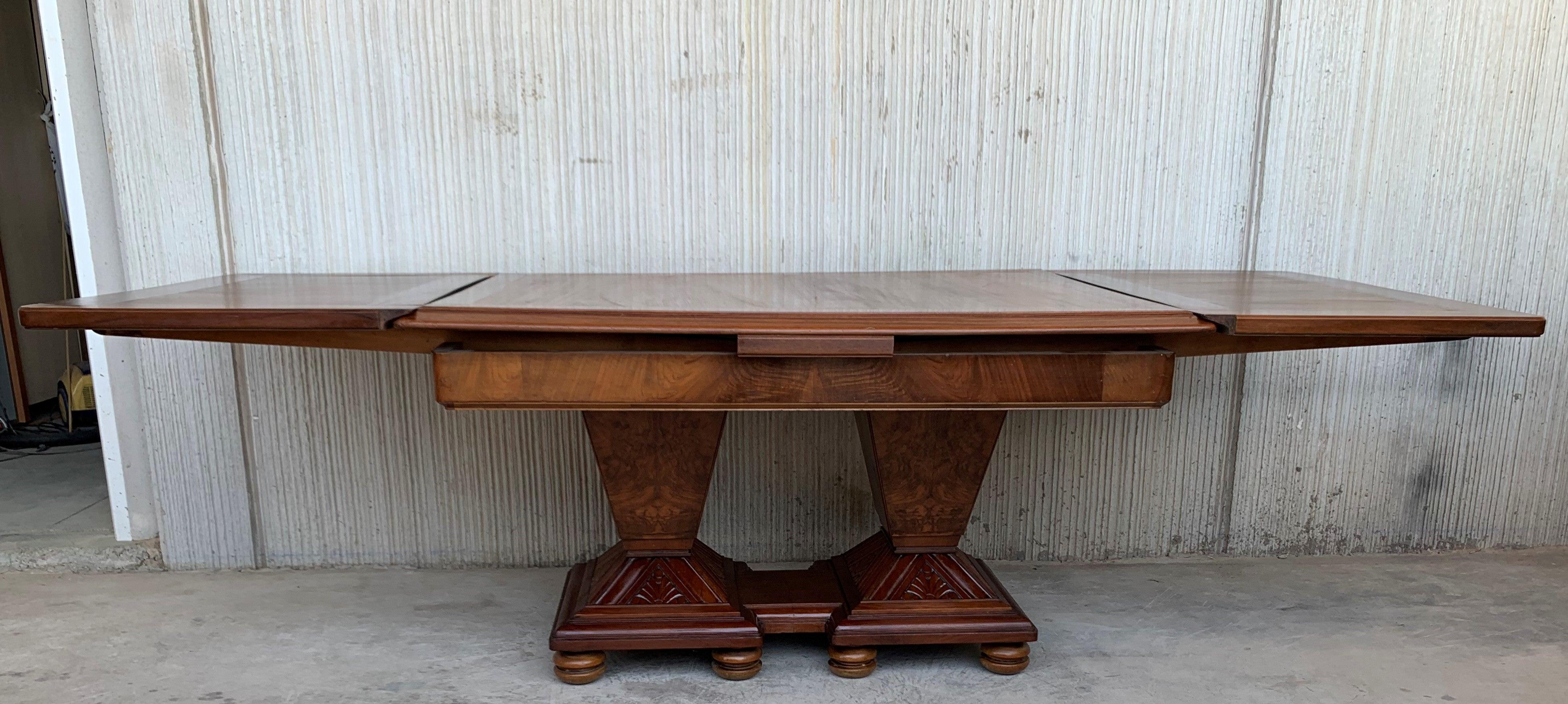 Mesa de Comedor Art Decó Cuadrada Extensible con Pedestales de Dos Bolas de Nogal en venta 1
