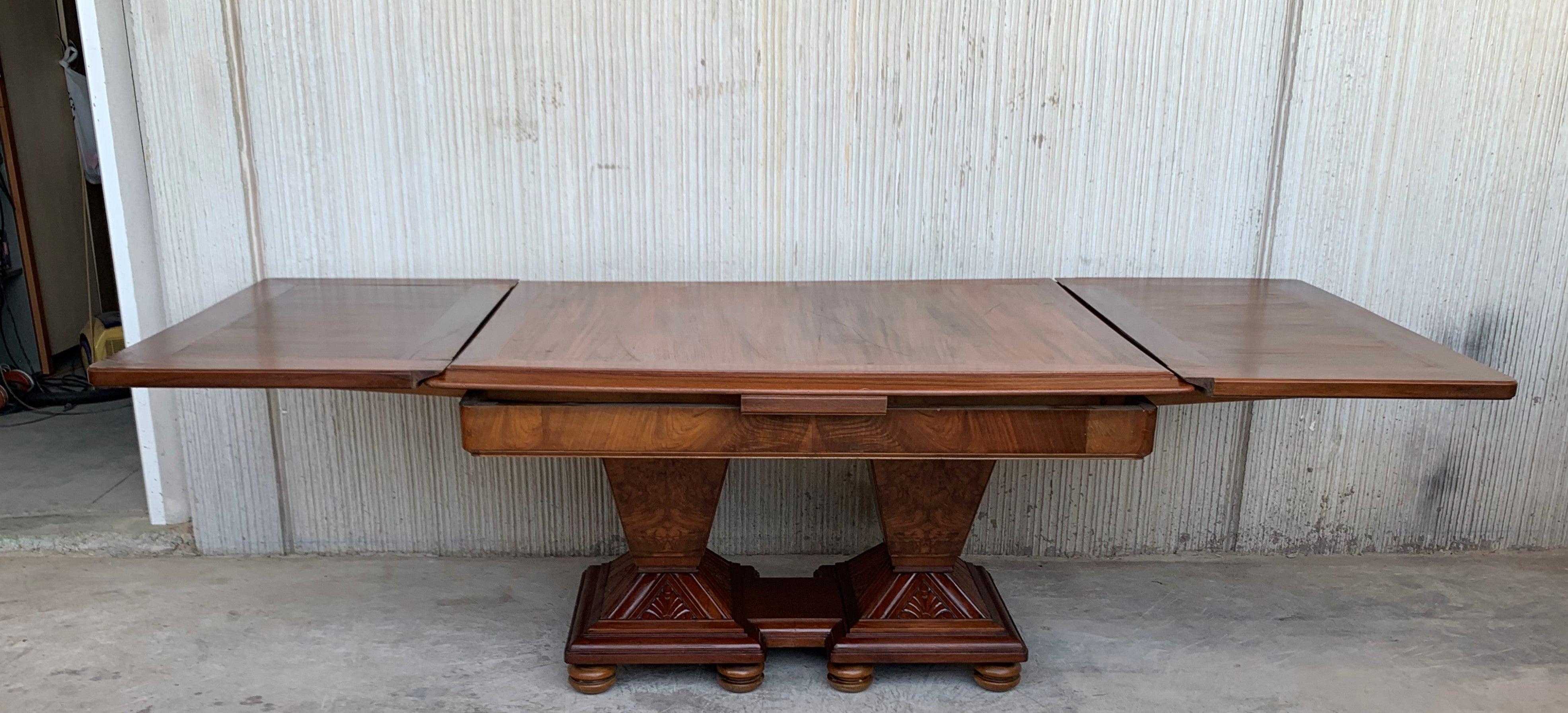 Mesa de Comedor Art Decó Cuadrada Extensible con Pedestales de Dos Bolas de Nogal en venta 3