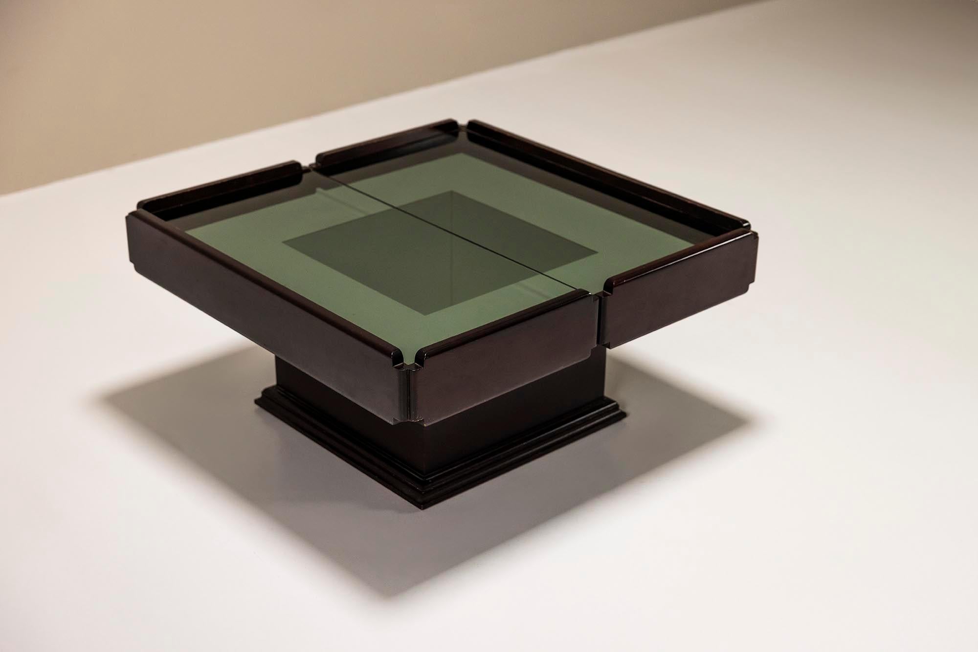 italien Table basse carrée extensible en hêtre teinté avec plateau en verre, Italie, années 1960 en vente