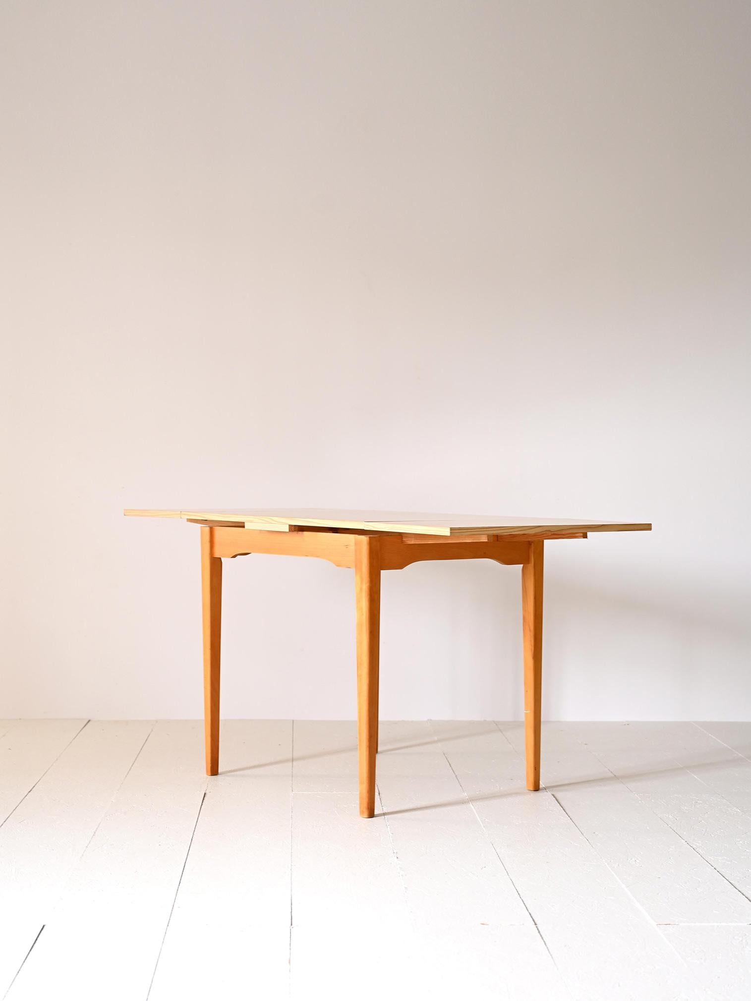 Square extendable formica table In Good Condition For Sale In Brescia, IT