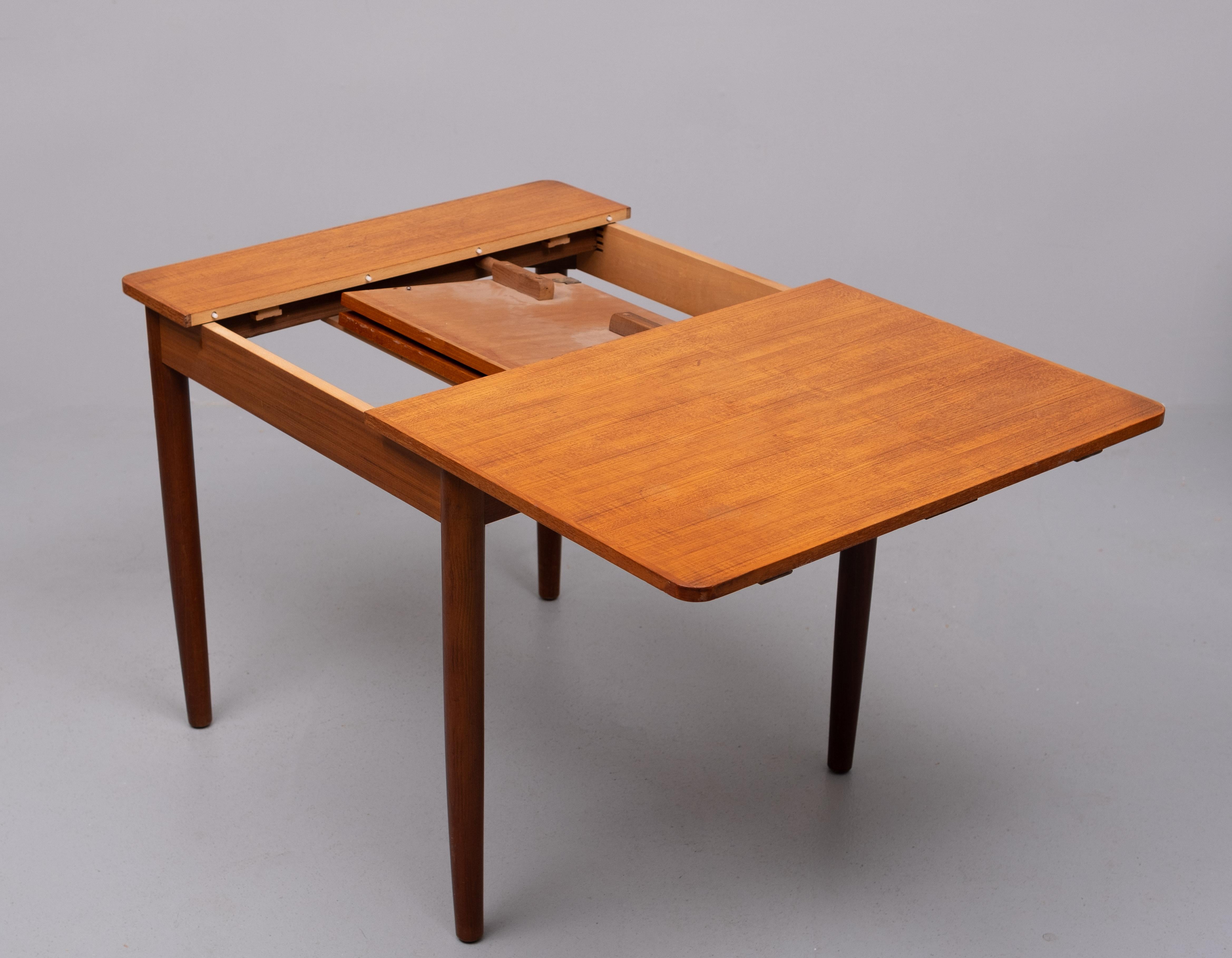 square extendable Teak dining table 1960s In Good Condition For Sale In Den Haag, NL