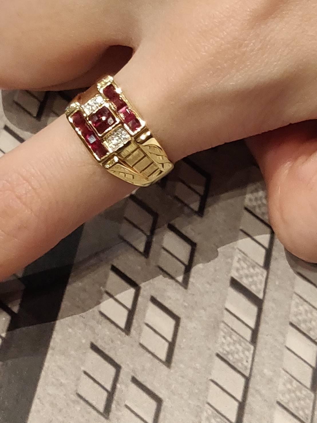 Square-Faced Rubies and Diamond 18 Karat Yellow Gold Signet Men's Ring

Please let us know should you wish to have the ring resized or engraved. 

Ring size: 58

Ruby: 1.28ct.
Diamond: 0.05ct.
Gold: 18K Yellow Gold 7.45g.