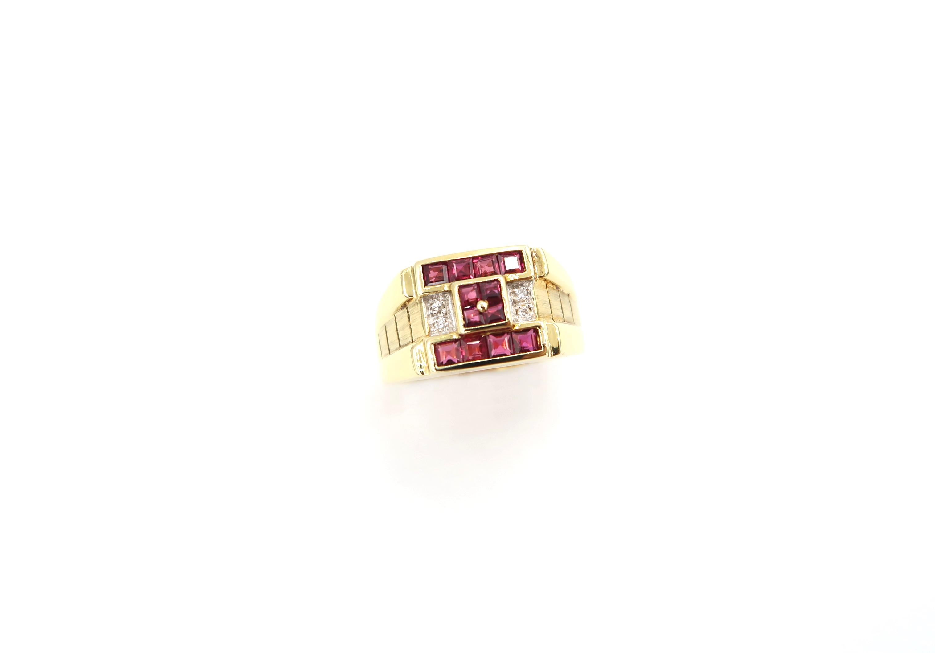 Square-Faced Rubies and Diamond 18 Karat Yellow Gold Signet Men's Ring In New Condition In Bangkok, TH