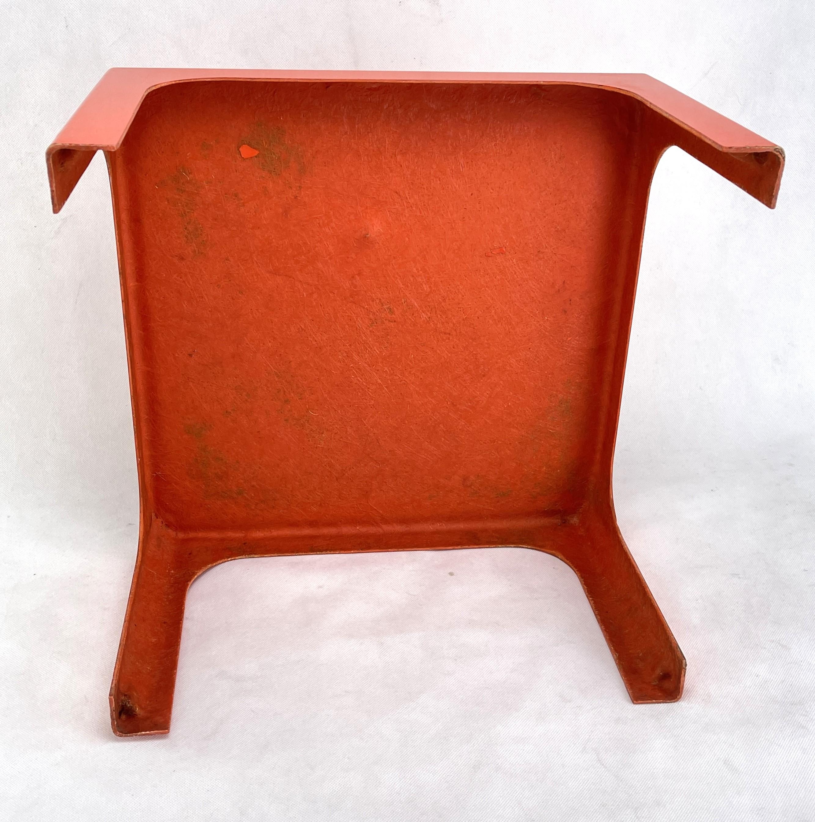 Quadratischer Beistelltisch aus Fiberglas in Orange, 1970er Jahre

Der Tisch hat eine einfache, elegante und moderne Form. Es ist vollständig aus orangefarbenem Glasfasergewebe gefertigt.

Der gereinigte Artikel wiegt 1,75 kg / 3,86 lbs.