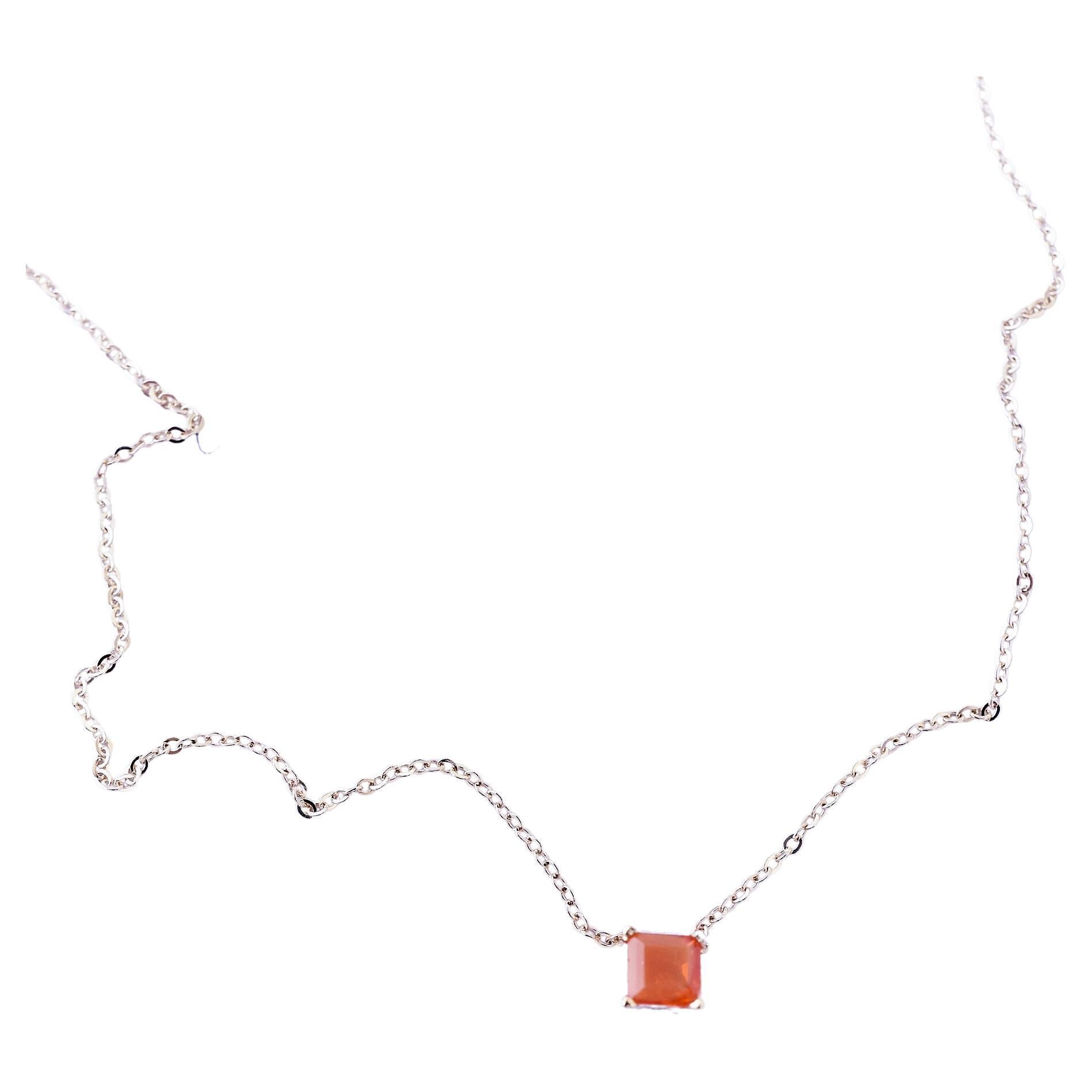 Chaîne collier choker J Dauphin carrée en or et opale de feu en vente