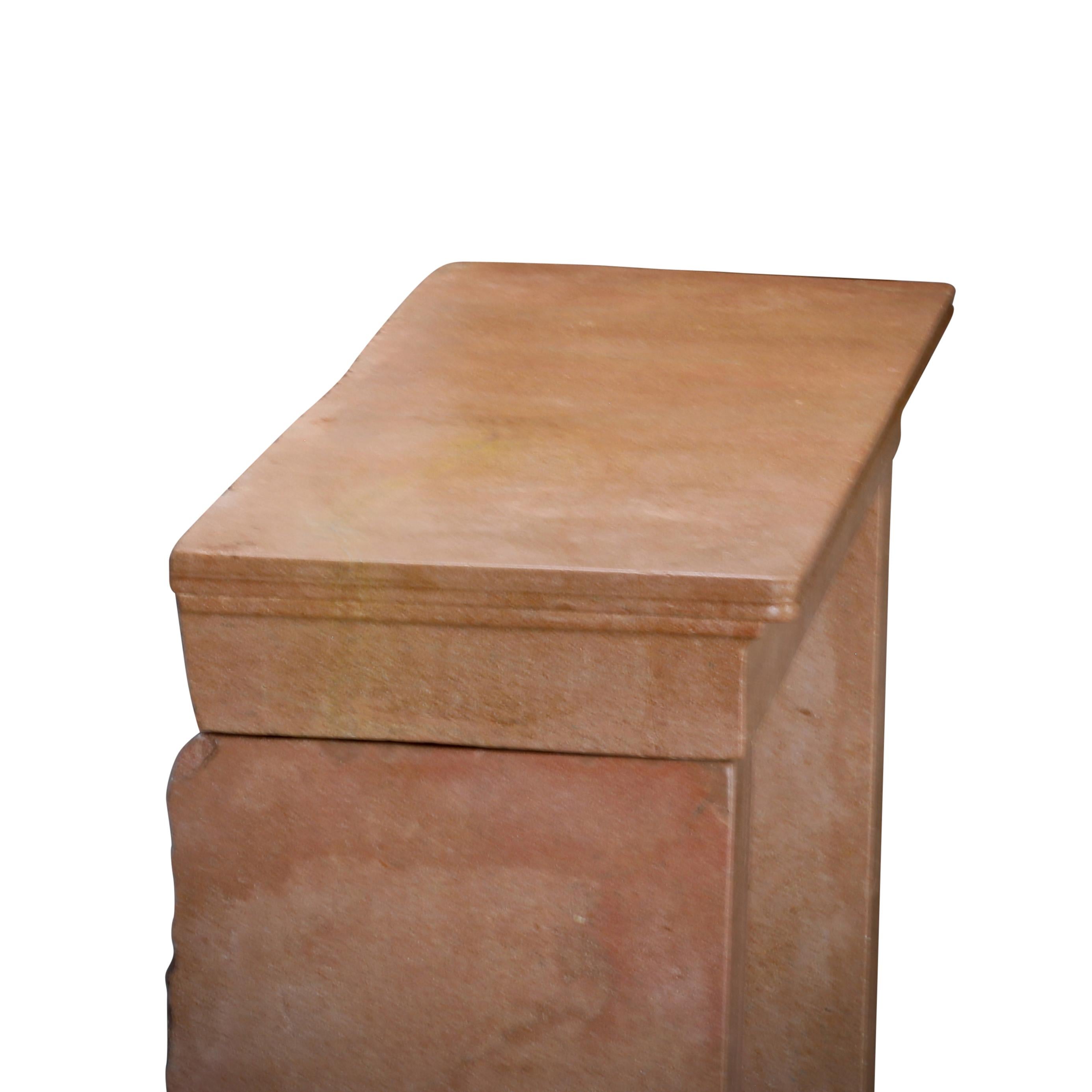 Cheminée carrée en pierre du sud de la France - Elegance intemporelle en vente 9
