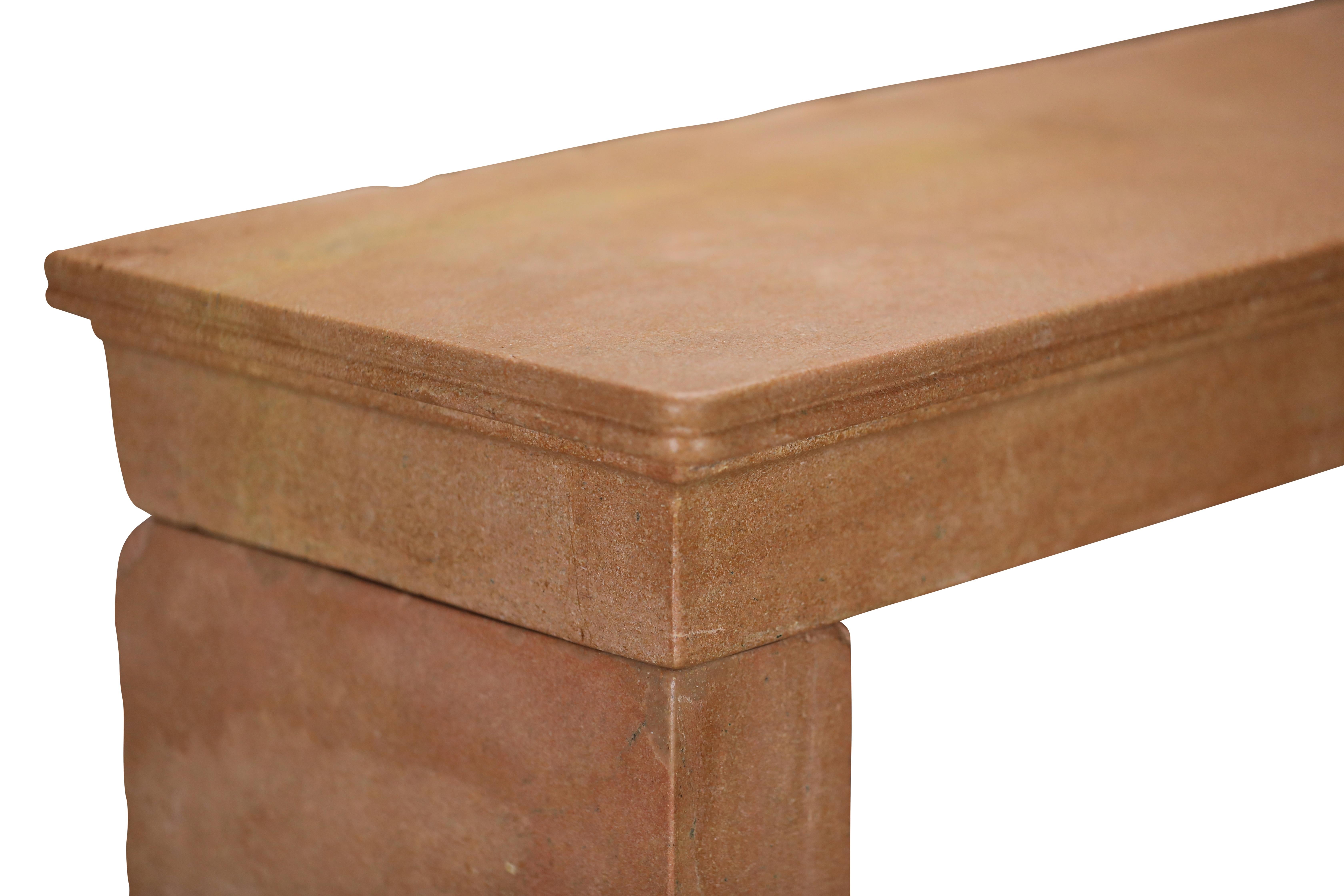 Cheminée carrée en pierre du sud de la France - Elegance intemporelle en vente 11