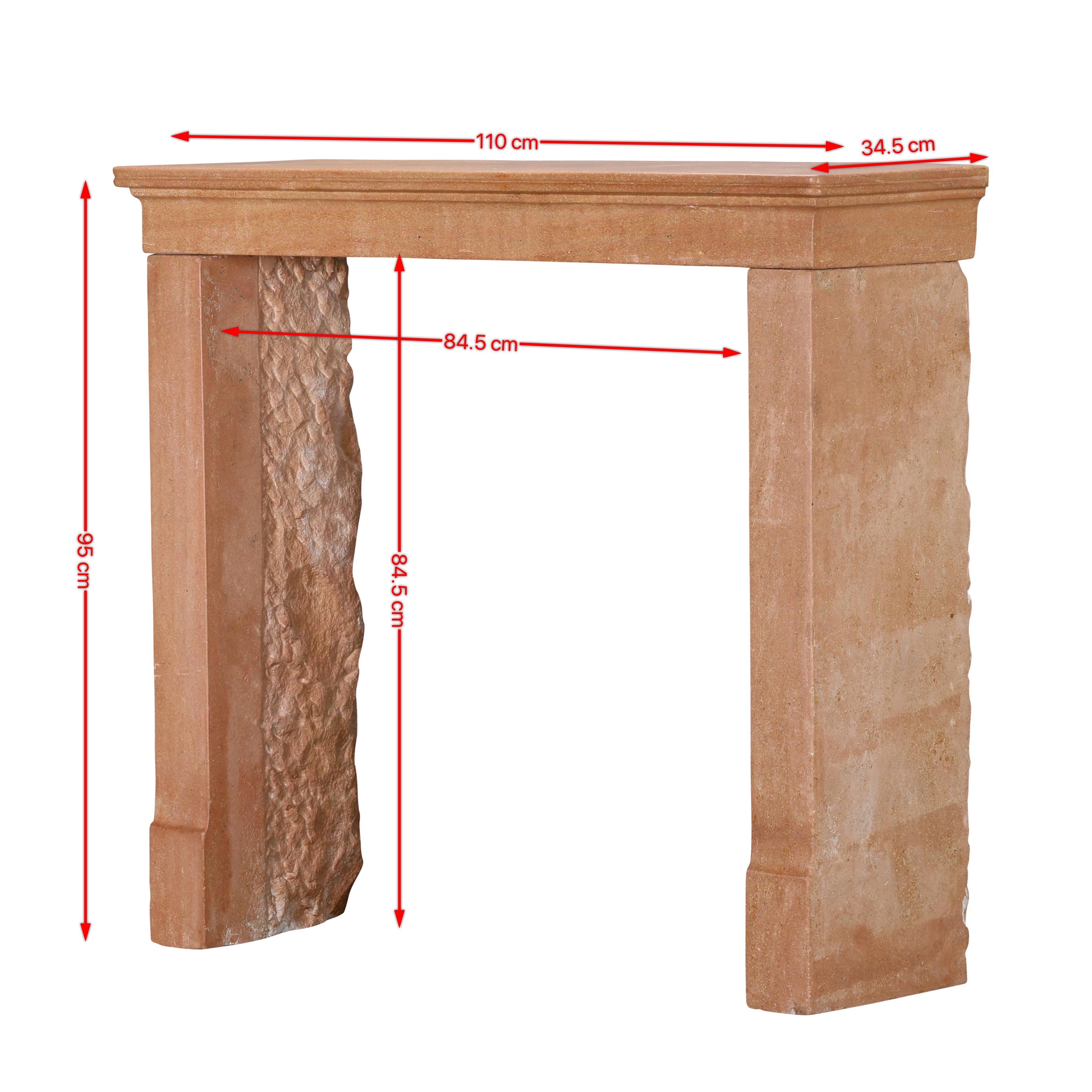 Cet habillage de cheminée français original, récupéré dans une demeure historique du sud de la France, est fabriqué en pierre aux teintes chaudes et dégage une élégance discrète.
Les proportions sont raffinées, avec une largeur totale de 110 cm, une