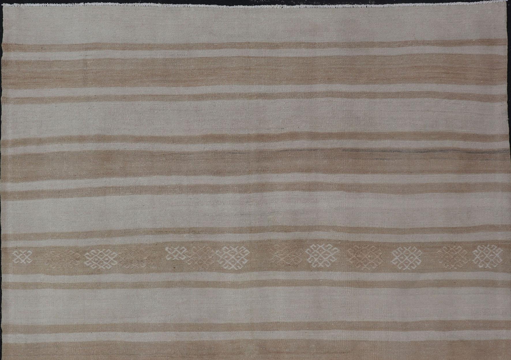 Quadratischer flachgewebter Kelim-Vintage-Teppich aus der Türkei mit horizontalen Streifen in Taupe (Türkisch) im Angebot