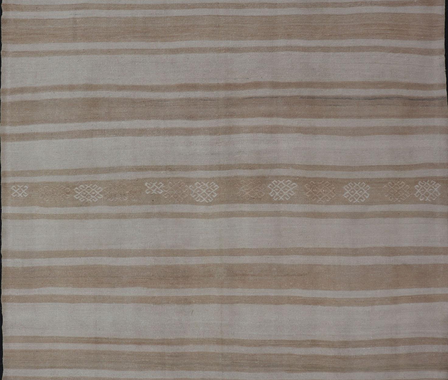Quadratischer flachgewebter Kelim-Vintage-Teppich aus der Türkei mit horizontalen Streifen in Taupe (Handgewebt) im Angebot