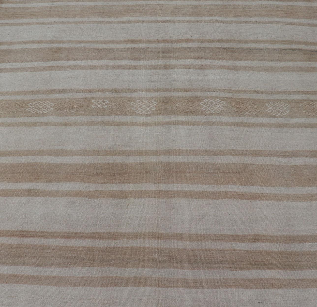 Quadratischer flachgewebter Kelim-Vintage-Teppich aus der Türkei mit horizontalen Streifen in Taupe (20. Jahrhundert) im Angebot