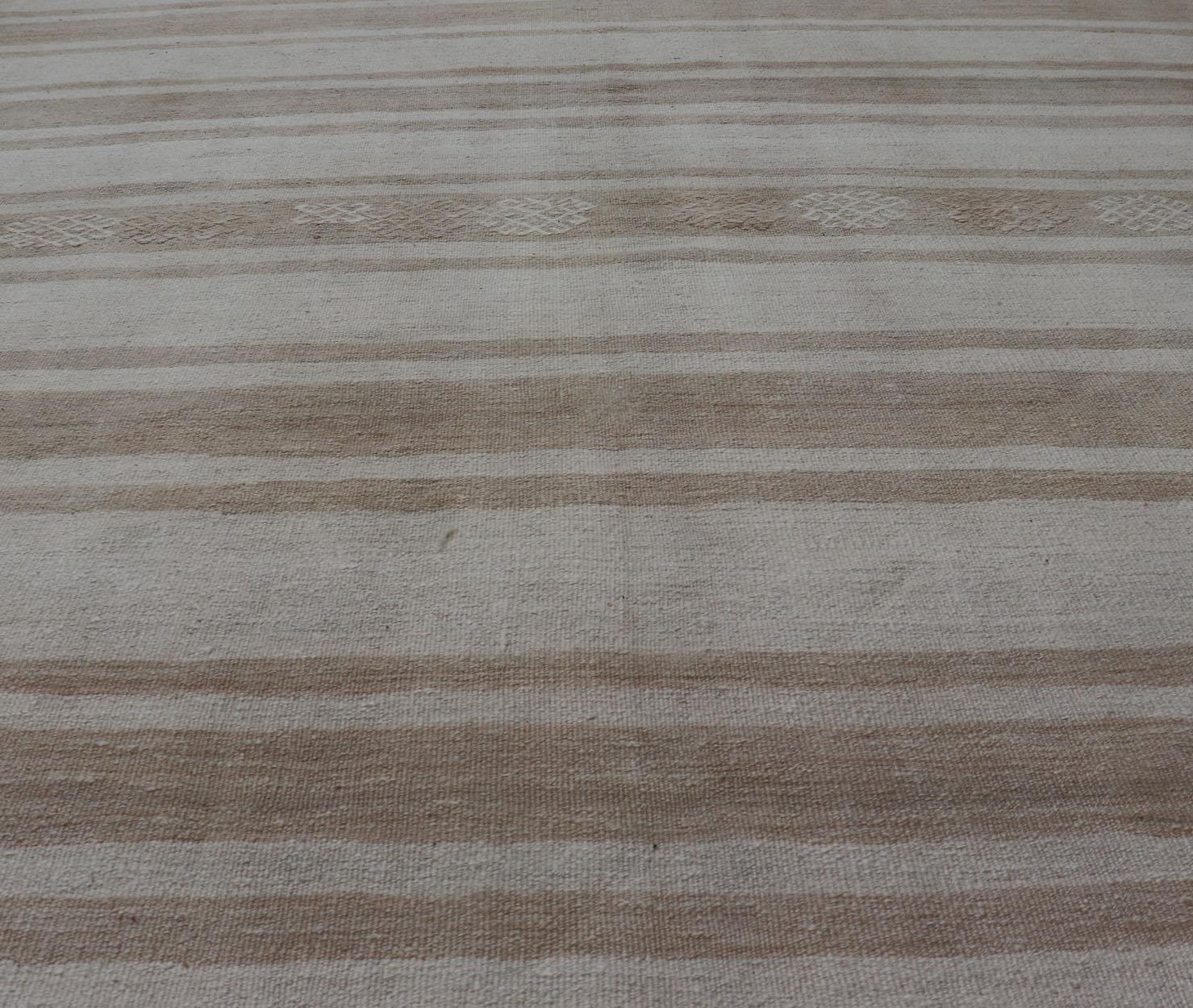 Quadratischer flachgewebter Kelim-Vintage-Teppich aus der Türkei mit horizontalen Streifen in Taupe (Wolle) im Angebot