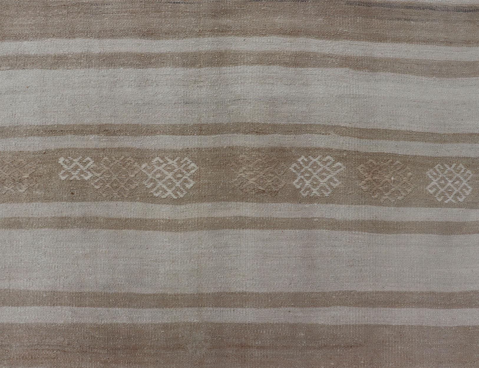 Quadratischer flachgewebter Kelim-Vintage-Teppich aus der Türkei mit horizontalen Streifen in Taupe im Angebot 1