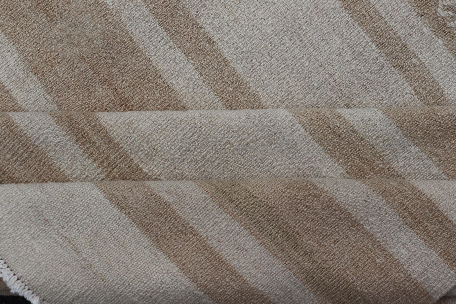 Quadratischer flachgewebter Kelim-Vintage-Teppich aus der Türkei mit horizontalen Streifen in Taupe im Angebot 2