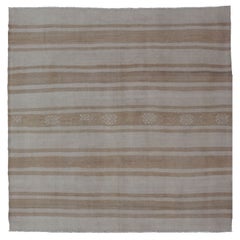 Tappeto quadrato a trama piatta Kilim Vintage dalla Turchia con strisce orizzontali di colore grigio