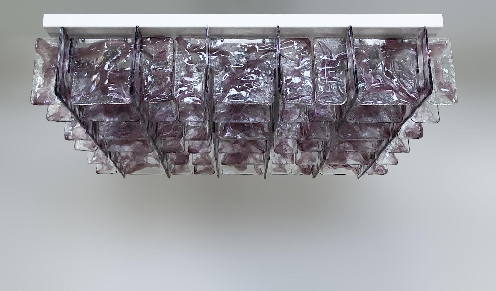 Applique italienne avec des panneaux en verre de Murano soufflé à la main, transparent et améthyste, montés sur un cadre en métal blanc avec des ferrures chromées / Conçu par Fabio Bergomi pour Fabio Ltd, dans le style de Mazzega / Fabriqué en