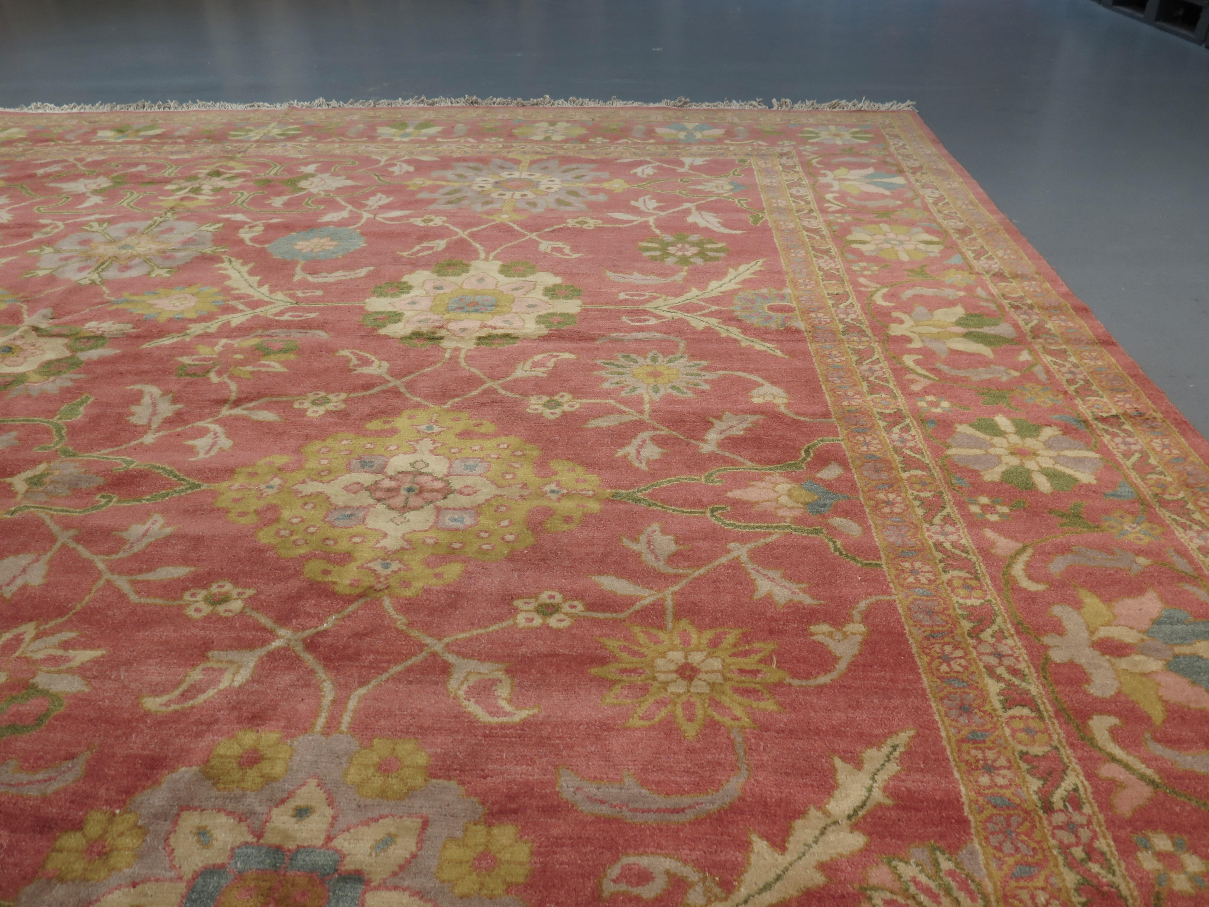Die Sultanabad-Teppiche von Ziegler wurden ursprünglich im späten 19. Jahrhundert in Persien für den westlichen Markt in Auftrag gegeben, um den westlichen Einrichtungsgeschmack zu ergänzen, und erfreuten sich dank ihrer einzigartigen,