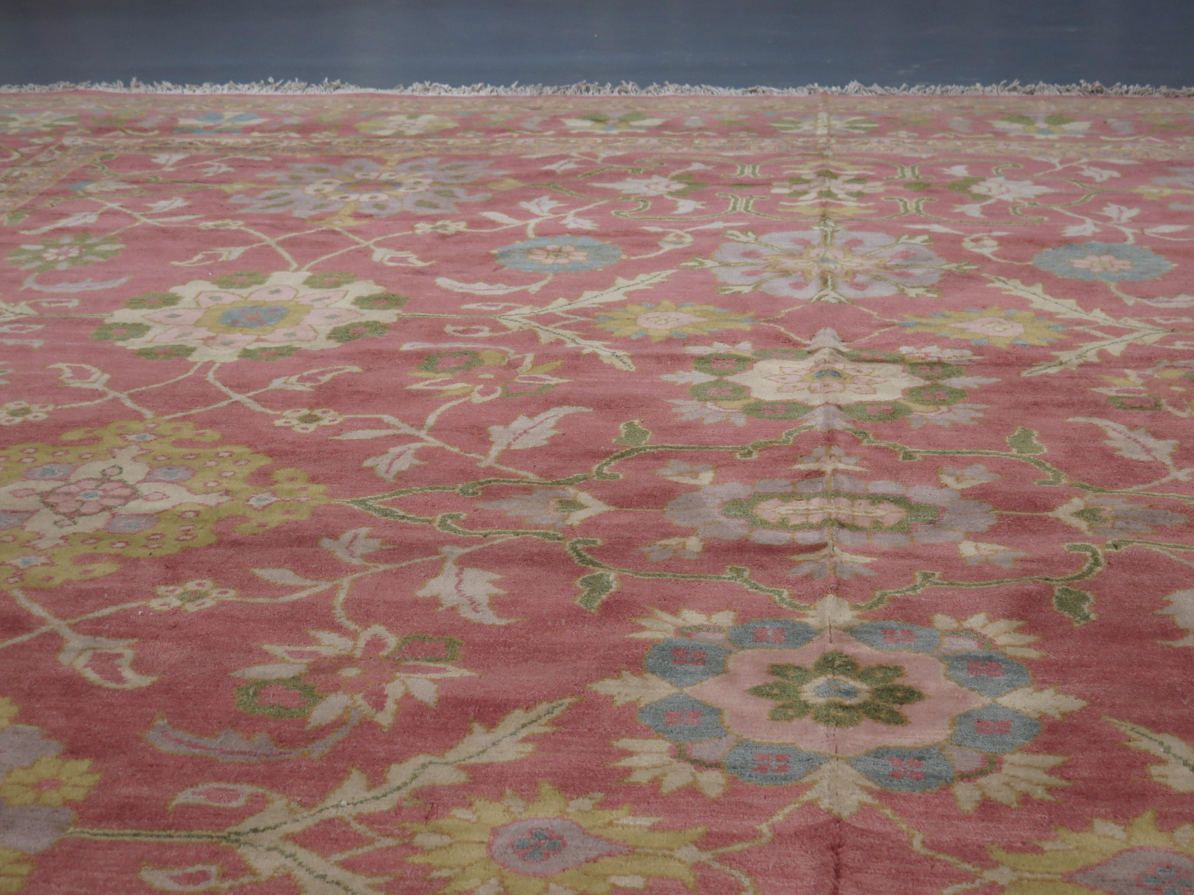 Quadratisches Format Contemporary Handwoven Ziegler Carpet (Pflanzlich gefärbt) im Angebot
