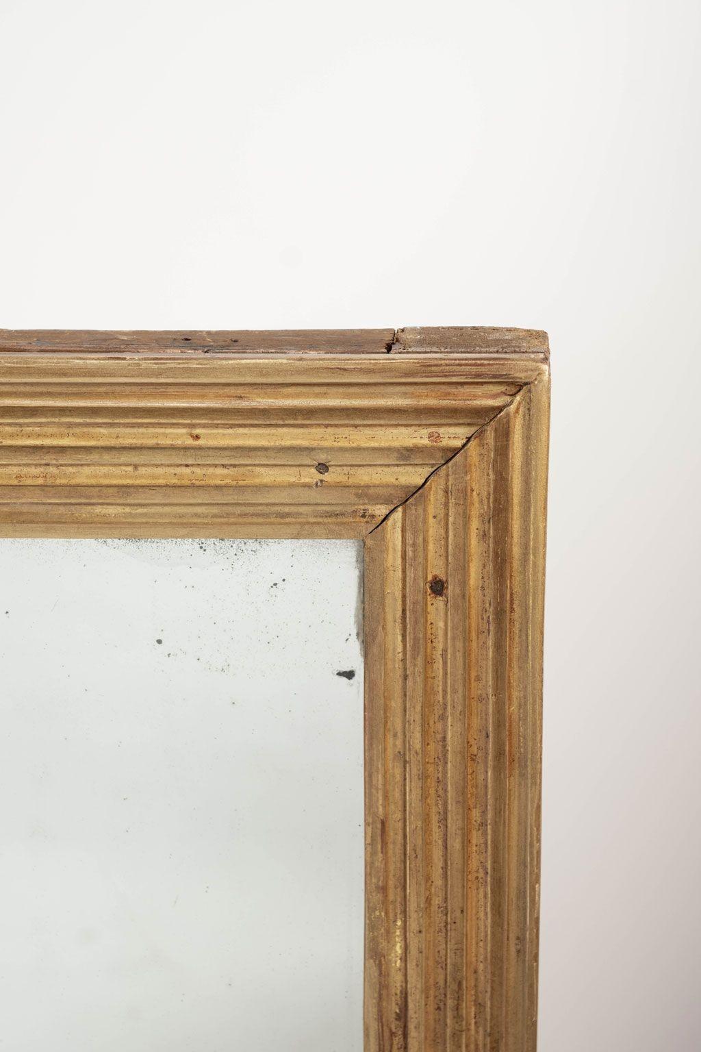 Néoclassique Miroir carré en bois doré à cannelures en vente