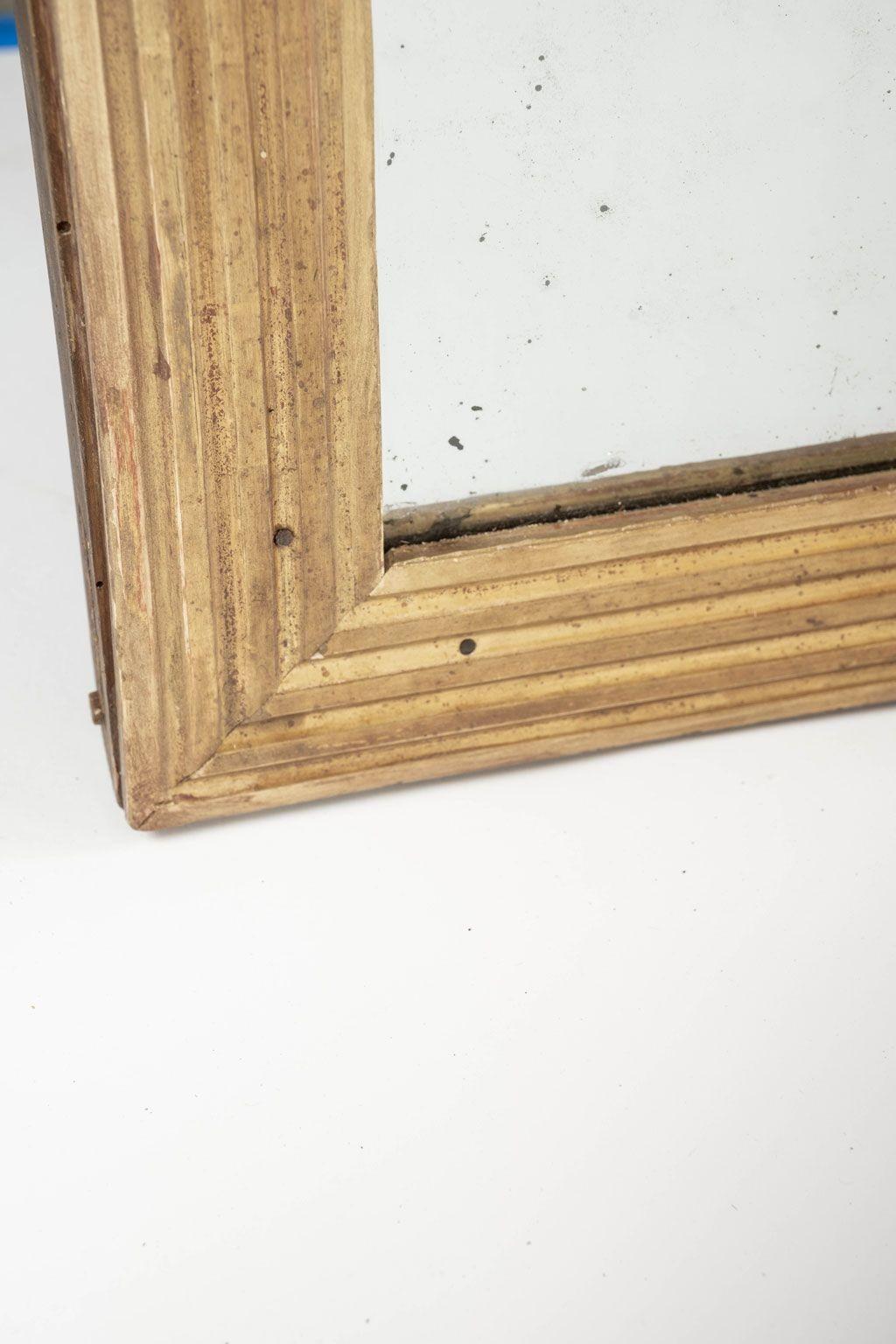 Français Miroir carré en bois doré à cannelures en vente