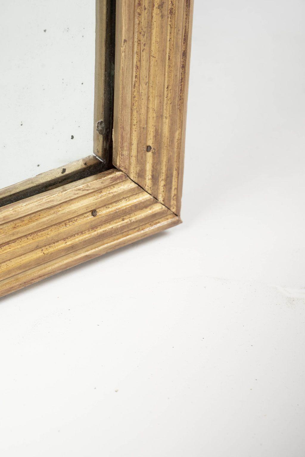 Doré Miroir carré en bois doré à cannelures en vente