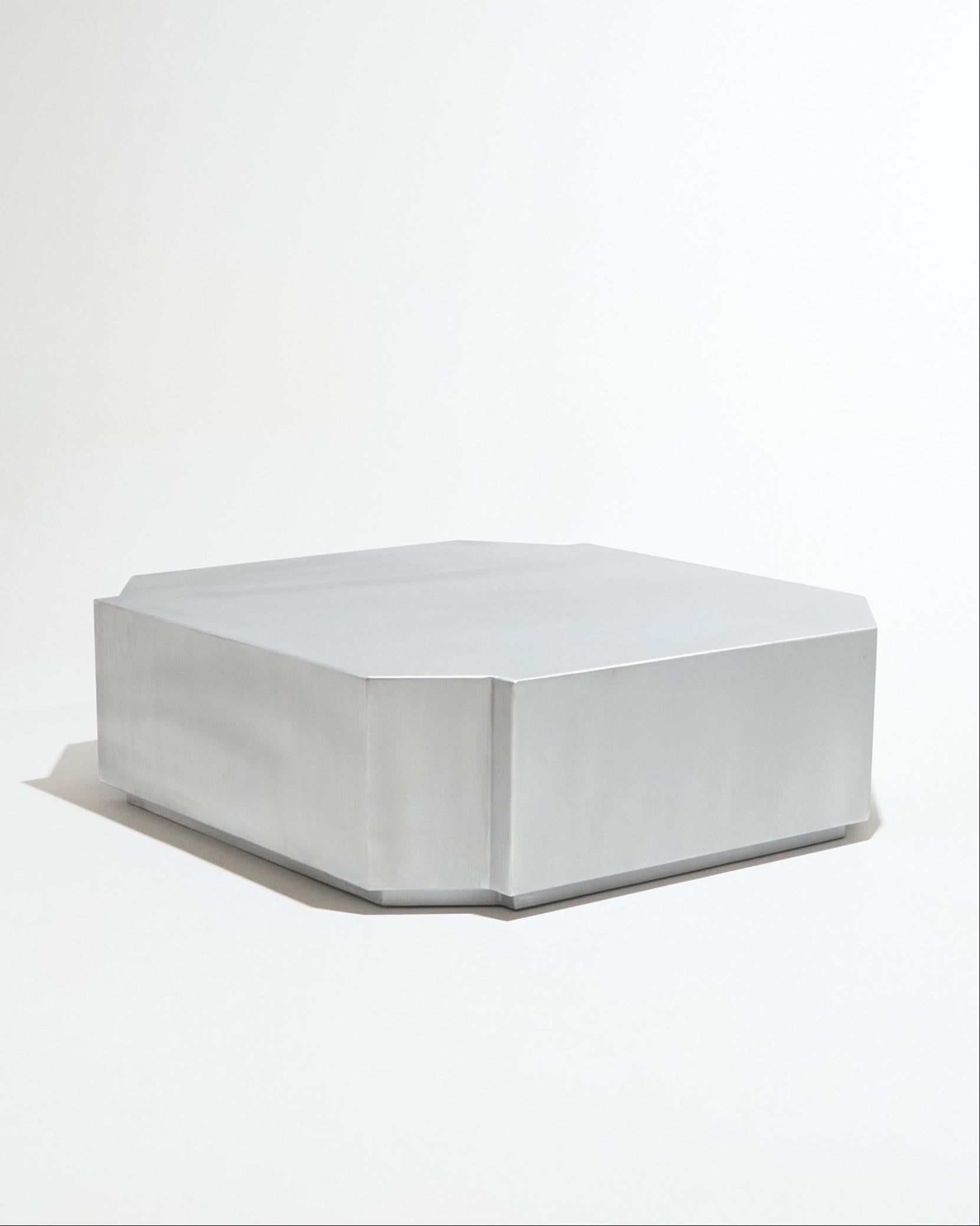 Mesa de centro cuadrada Funki Lounge de aluminio cepillado de Louise Roe. Fabricado en Portugal.
La serie Funki Furniture de Louise Roe es una colección versátil que incluye un banco, mesas de centro rectangulares y cuadradas, así como dos taburetes