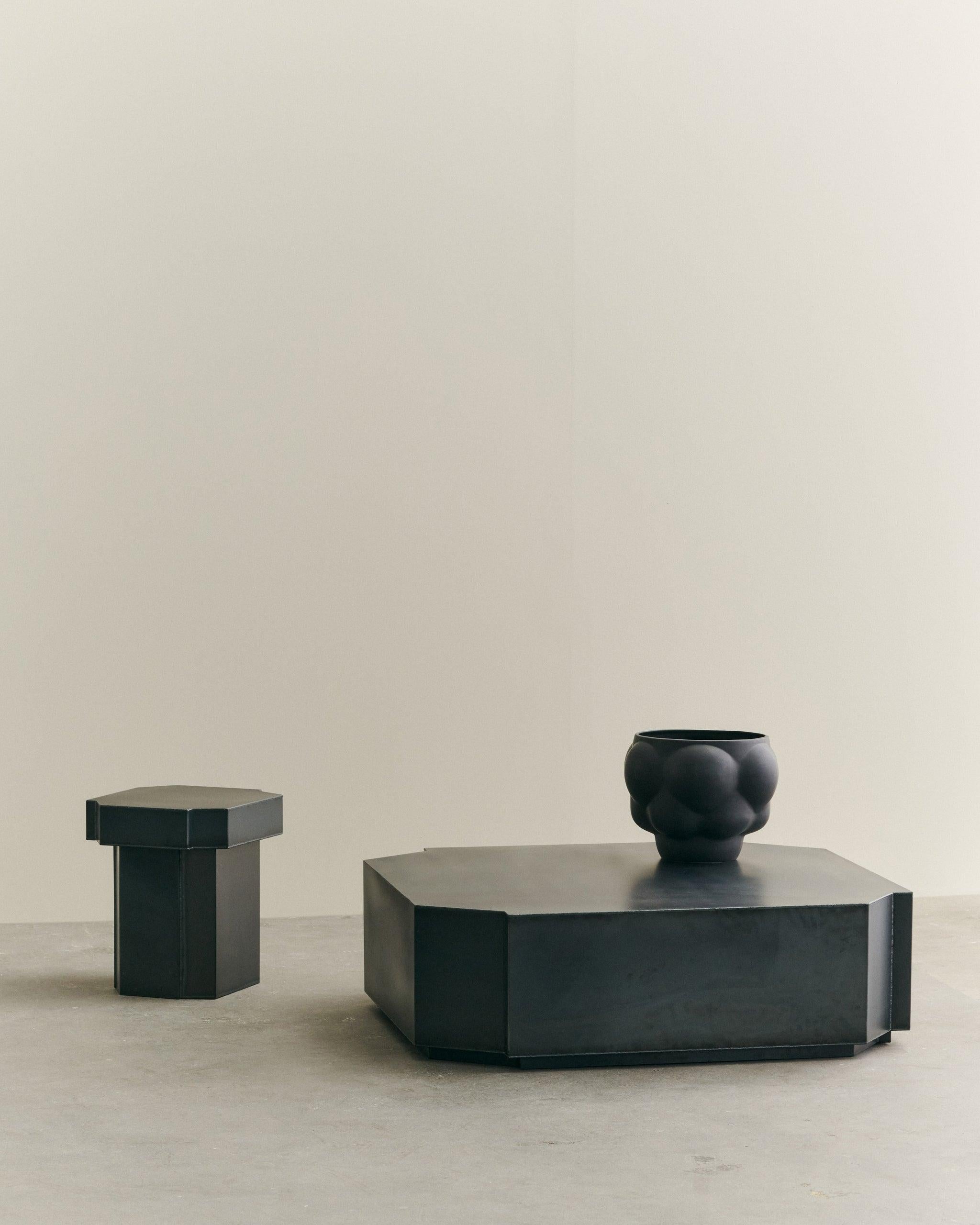 Mesa de centro cuadrada Funki Lounge de hierro bruto de Louise Roe. Fabricado en Portugal.
Tanto si se utiliza como mesilla de noche, mesa de centro o mesa de comedor, cada pieza destaca como una escultura monumental. Soldada a mano por hábiles