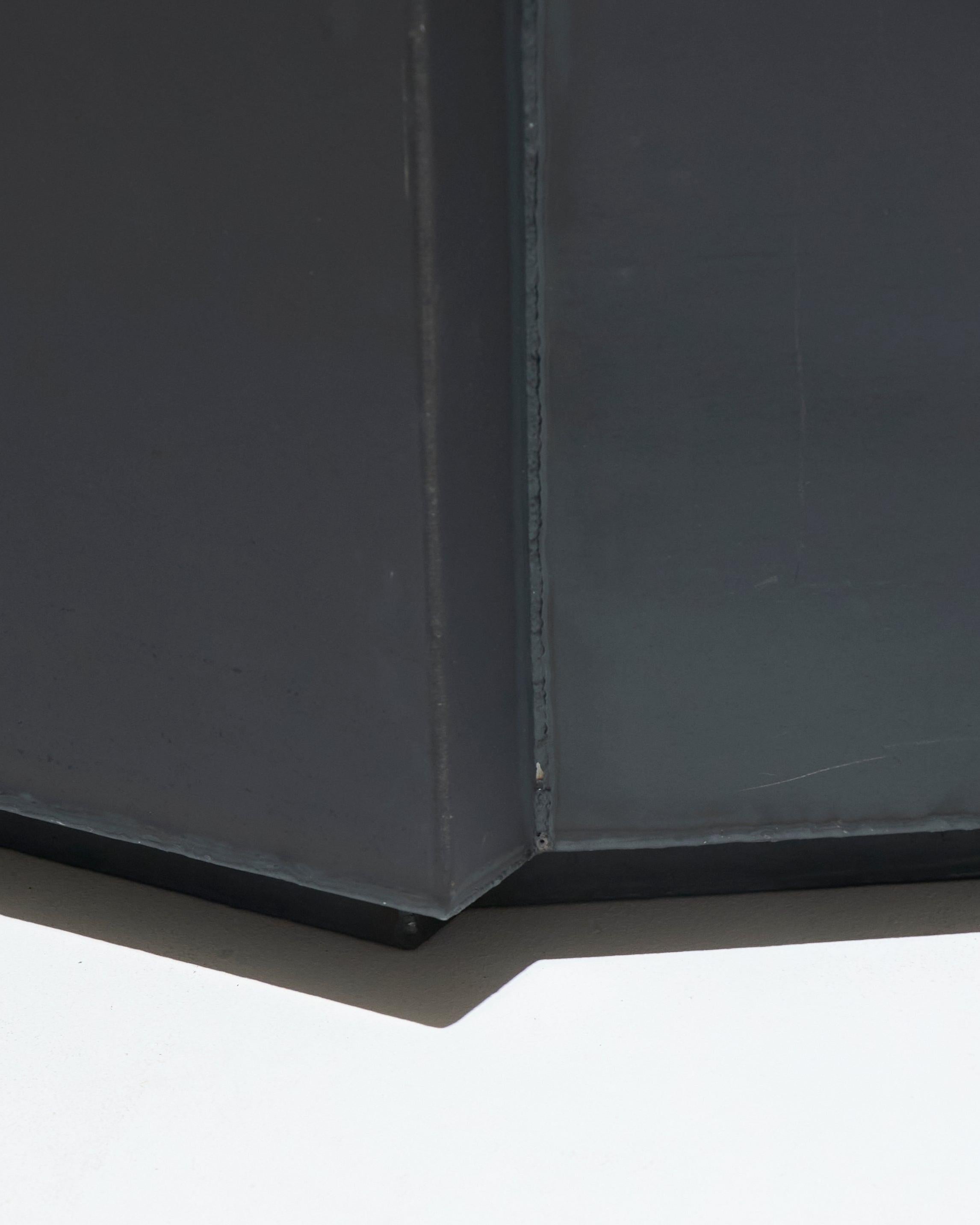 Mesa de centro cuadrada Funki Lounge de hierro bruto en venta 1