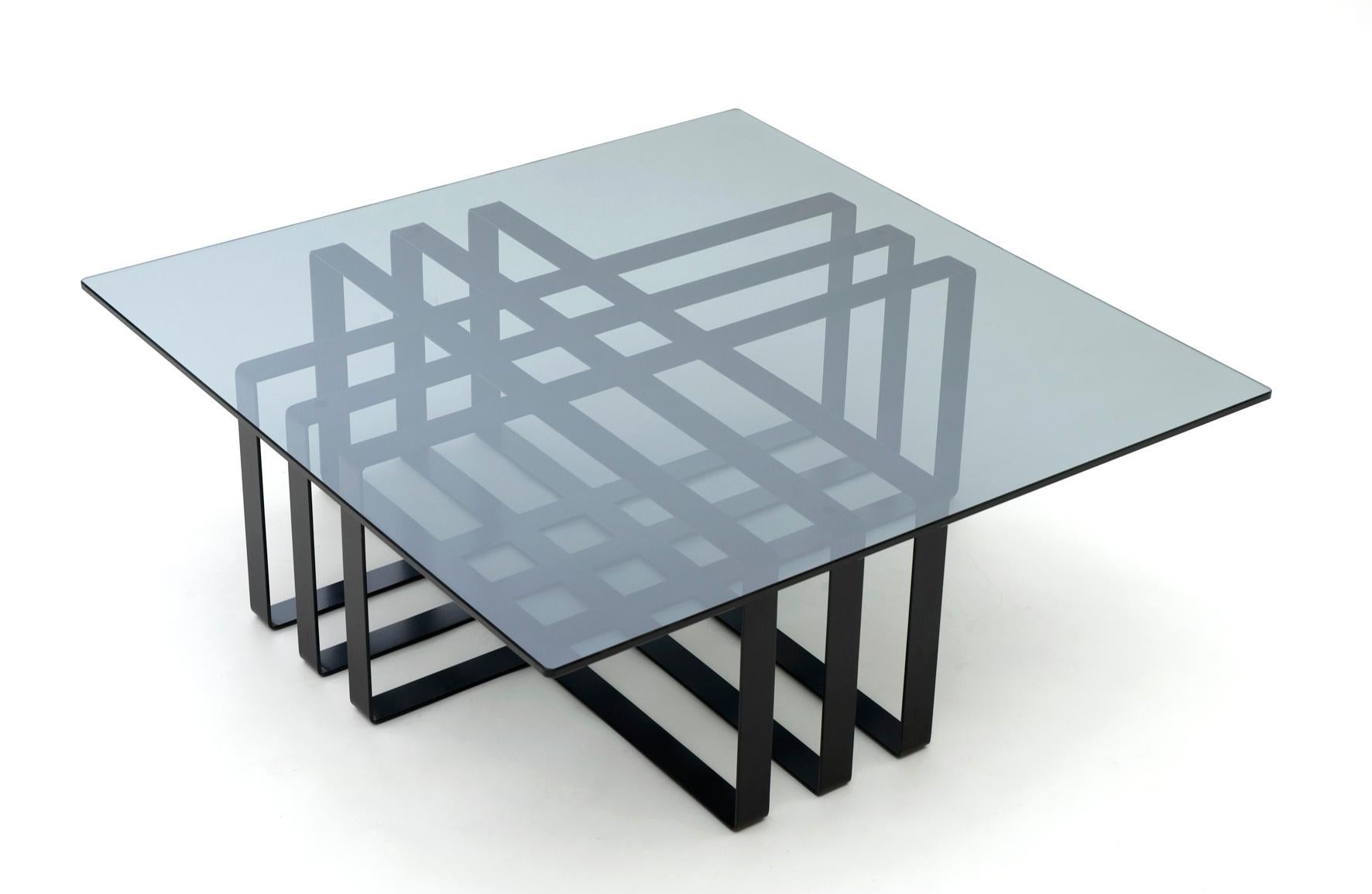 La table basse Ramen présente un cadre asymétrique qui crée un point focal dans tout espace de vie. L'extraordinaire qualité de l'artisanat assure une finition sans faille, comme si le cadre était taillé dans une pièce massive. La table introduit