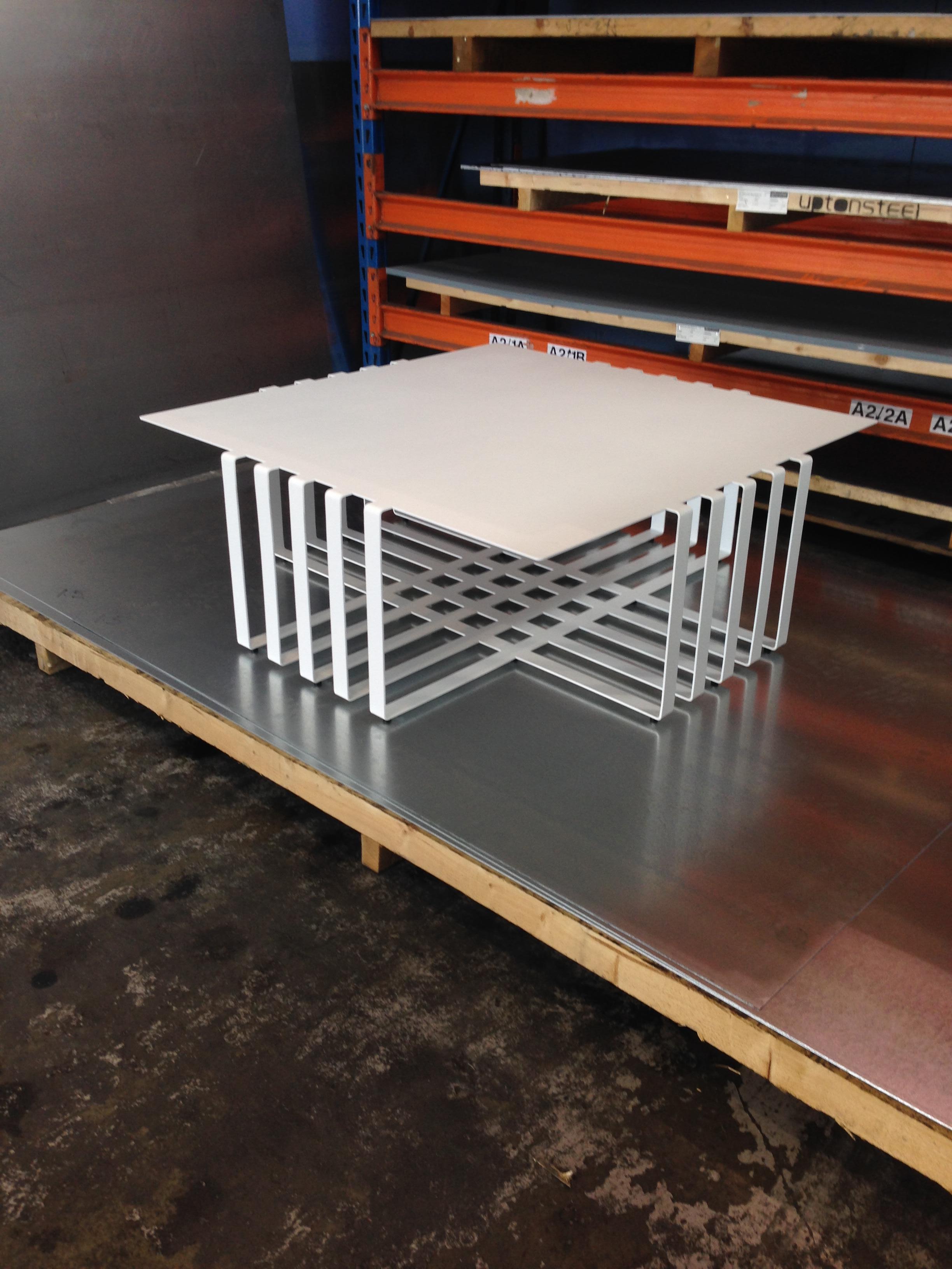 Moderne Table basse sculpturale moderne d'intérieur et d'extérieur en acier revêtu de poudre blanche en vente