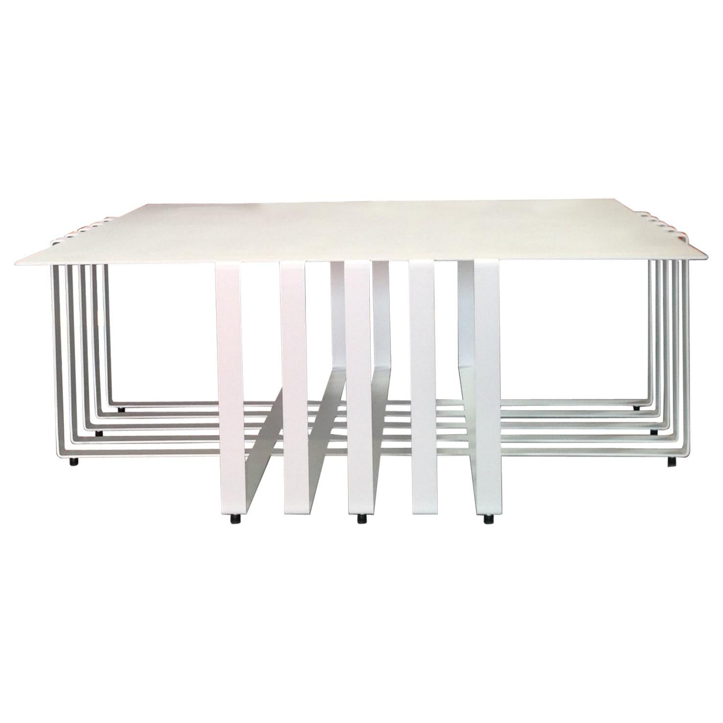 Table basse sculpturale moderne d'intérieur et d'extérieur en acier revêtu de poudre blanche en vente