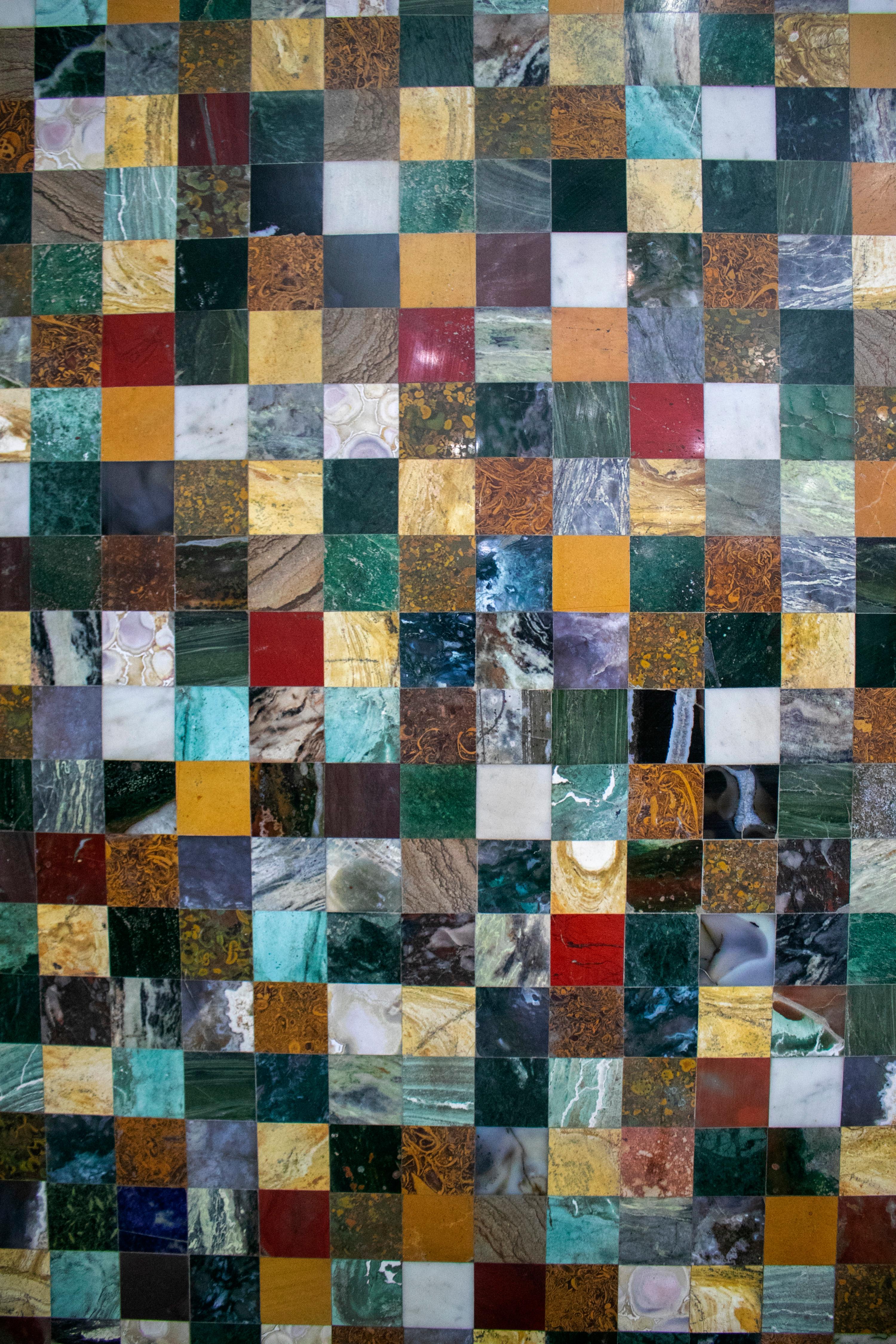 Plateau de table carré géométrique en mosaïque de pierres semi-précieuses et marbres Bon état - En vente à Marbella, ES