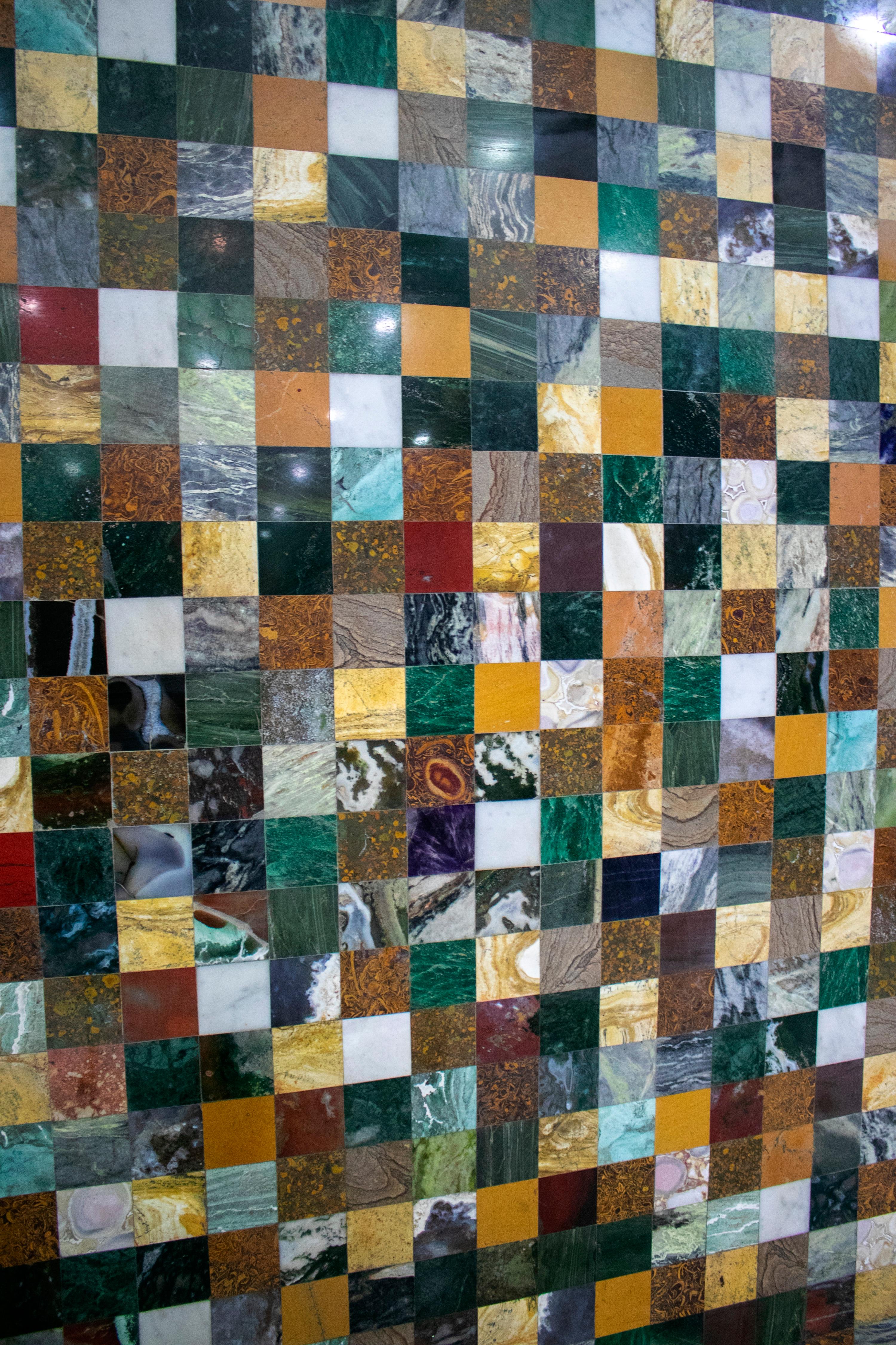 20ième siècle Plateau de table carré géométrique en mosaïque de pierres semi-précieuses et marbres en vente