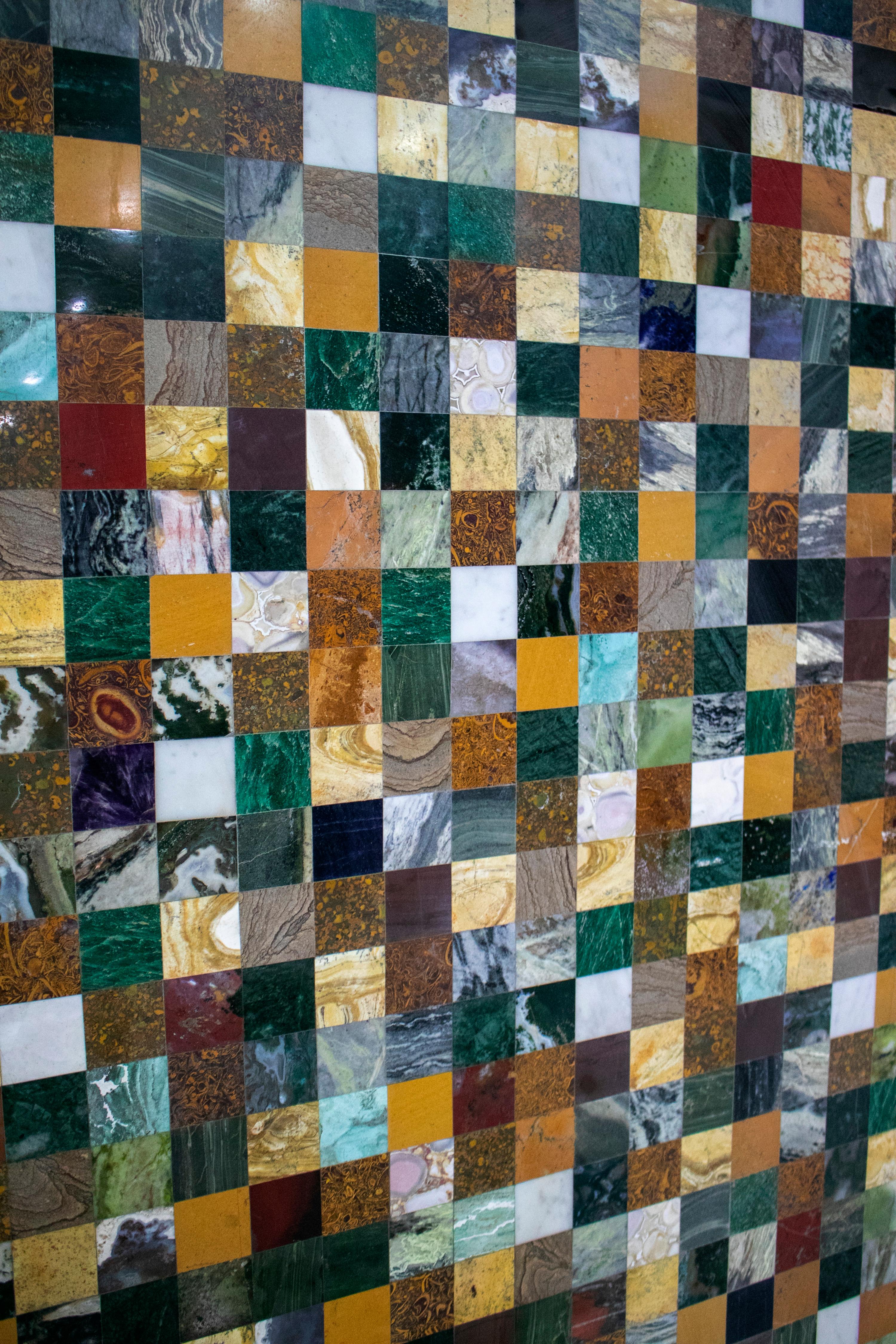 Marbre Plateau de table carré géométrique en mosaïque de pierres semi-précieuses et marbres en vente